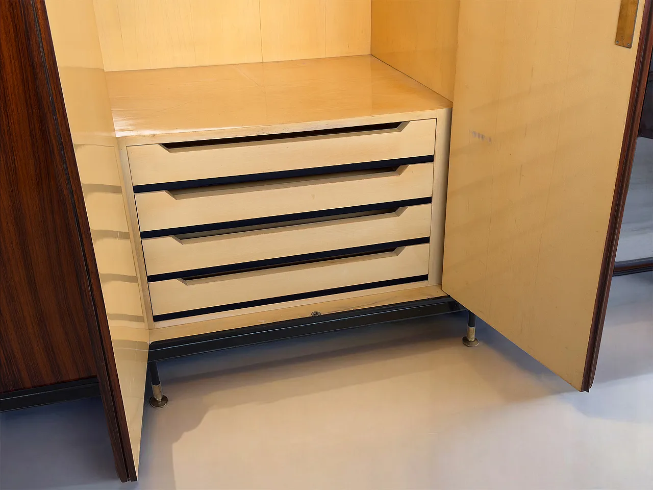 Armadio in legno in teak di metà secolo italiano 7 porte di Vittorio Dassi, anni '50 21