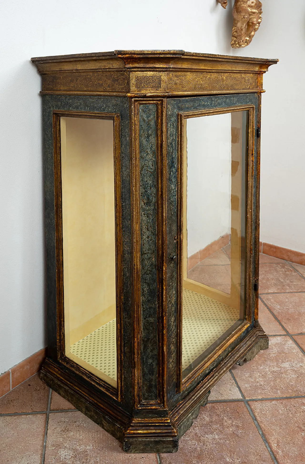 Showcase/scarabatto in lacquered and golden wood Naples, 18th c. 4