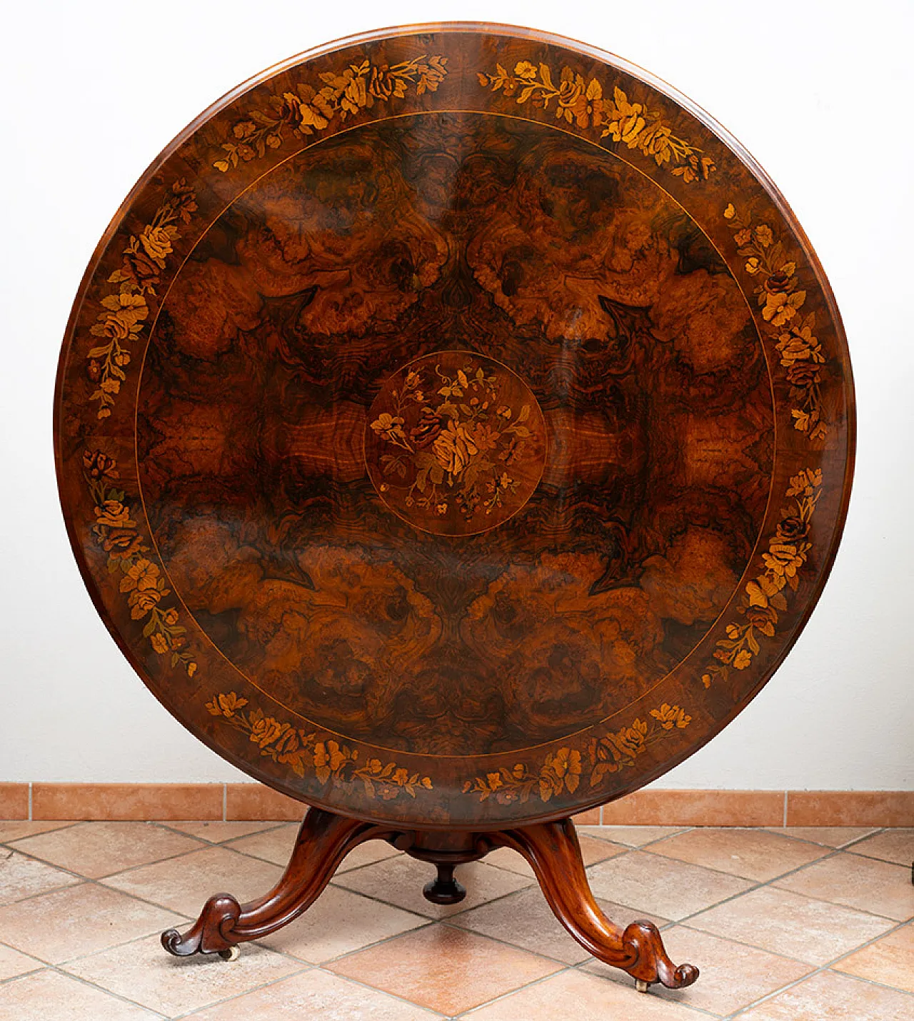 Tavolo a vela Vittoriano in radica di noce con piede centrale, '800 3