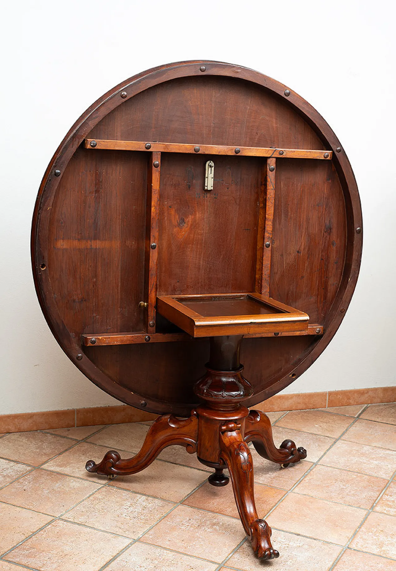 Tavolo a vela Vittoriano in radica di noce con piede centrale, '800 6