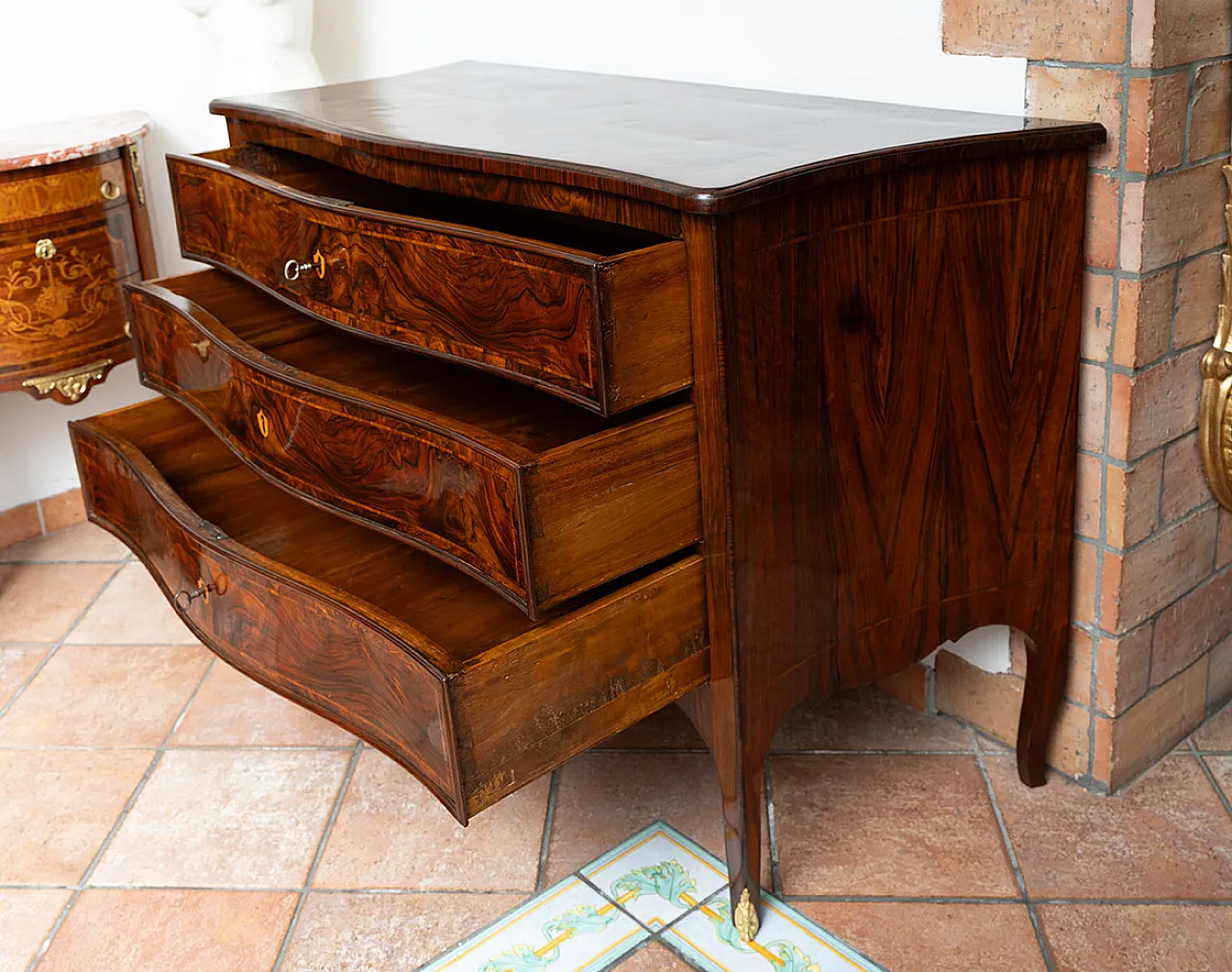 Chest of drawers Louis XIV Neapolitan in walnut root, 18th century 3