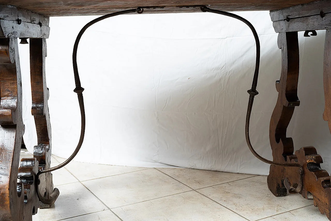 Fratino Table in solid walnut, Naples early 18th century 3