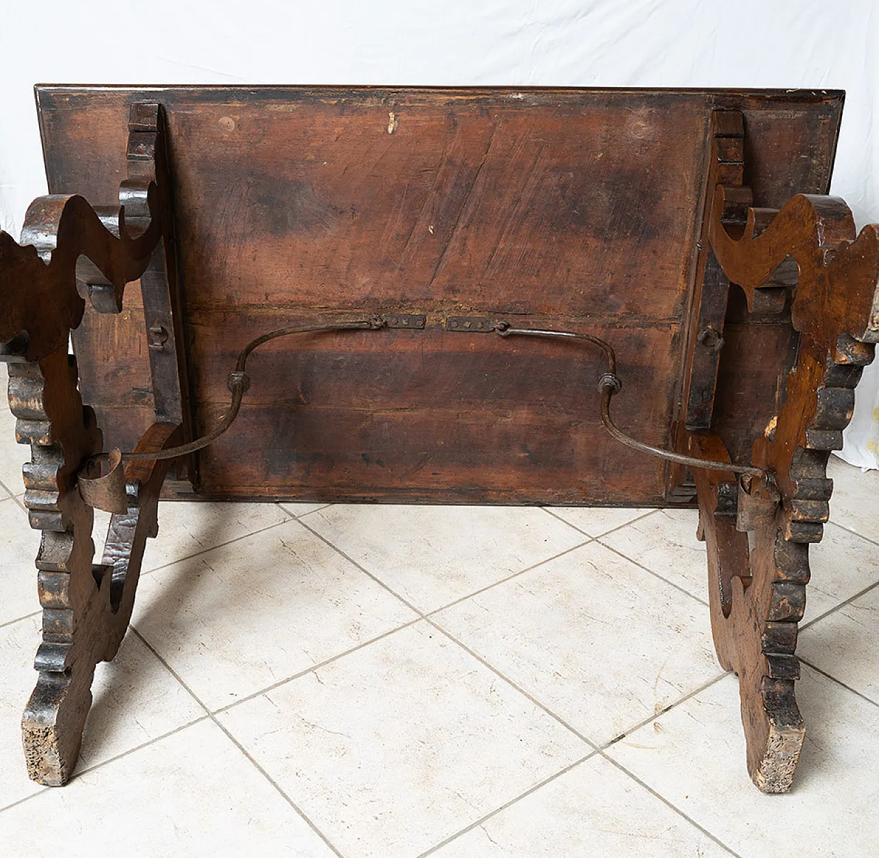 Fratino Table in solid walnut, Naples early 18th century 4