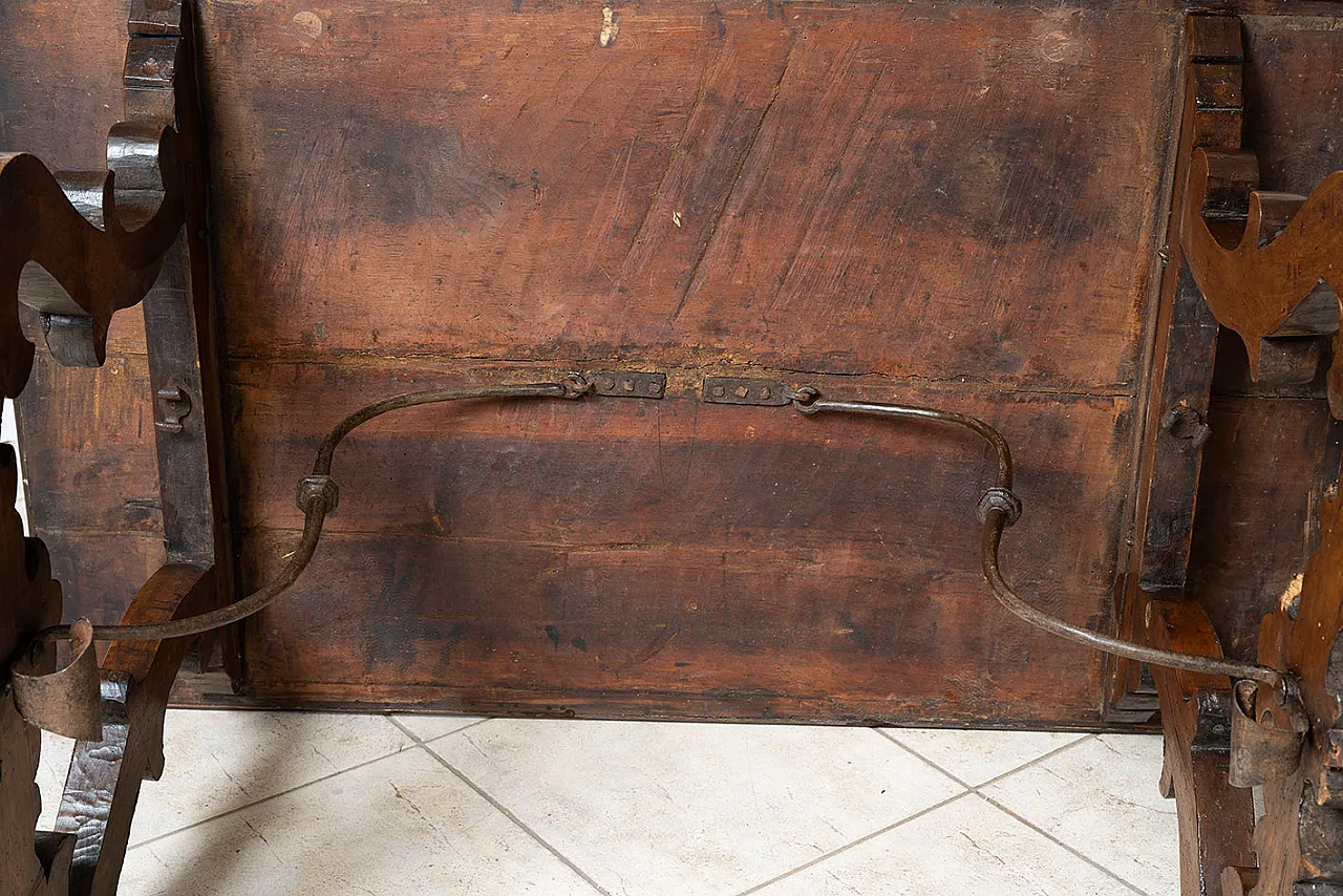 Fratino Table in solid walnut, Naples early 18th century 5