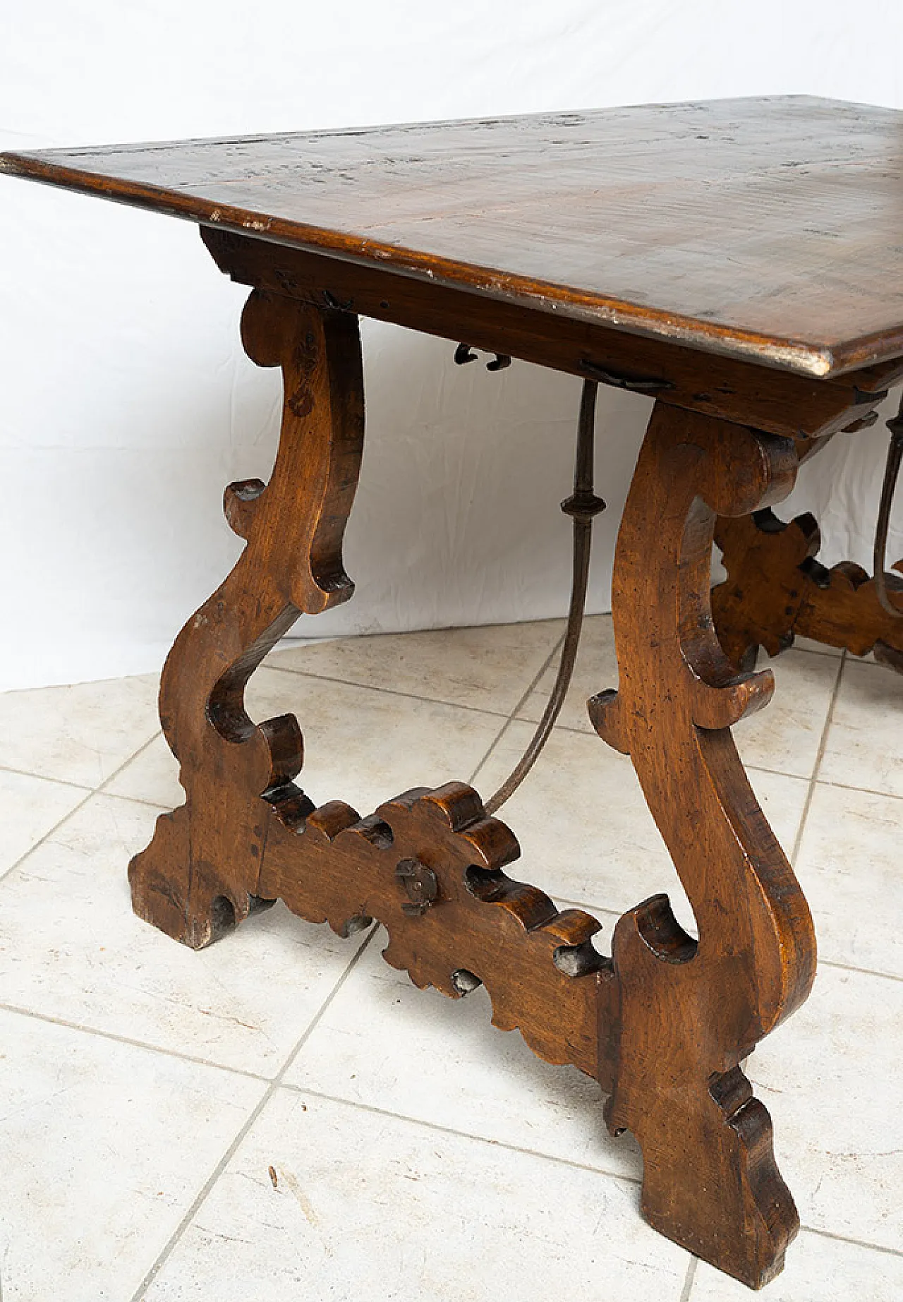 Fratino Table in solid walnut, Naples early 18th century 7