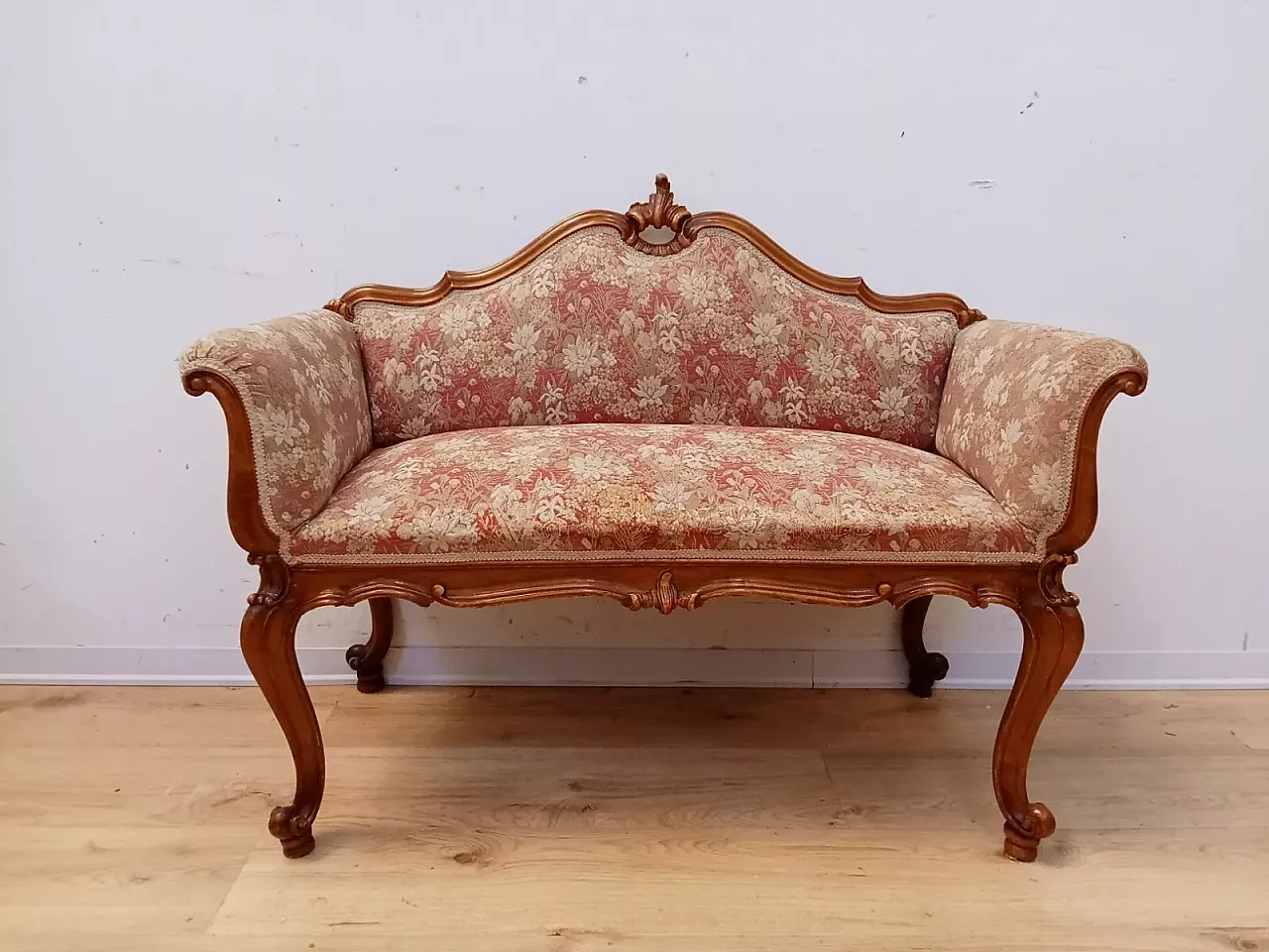 Louis XV style walnut sofa, early 20th century 3