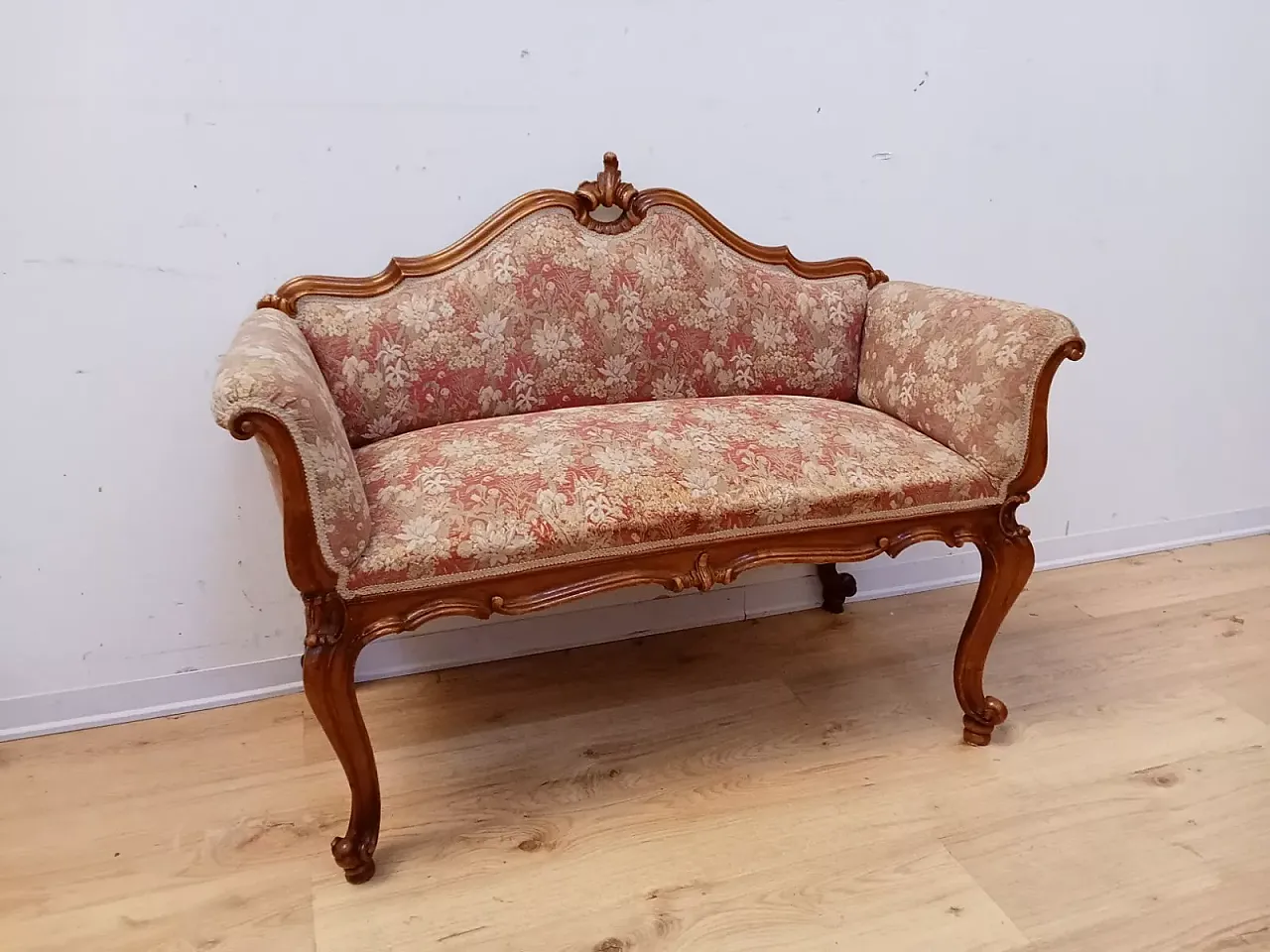 Louis XV style walnut sofa, early 20th century 4