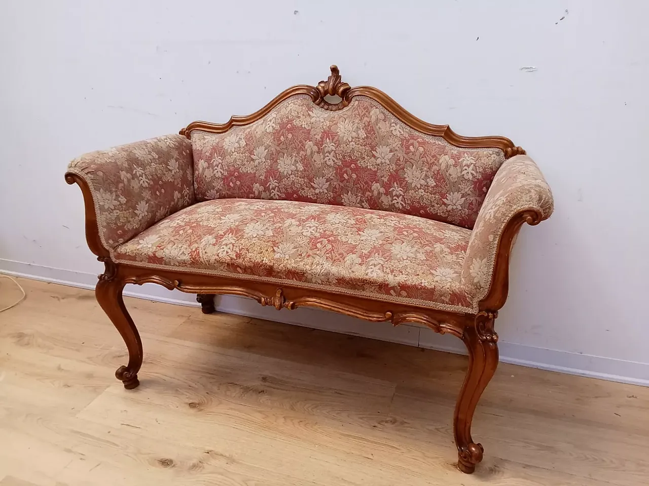 Louis XV style walnut sofa, early 20th century 5