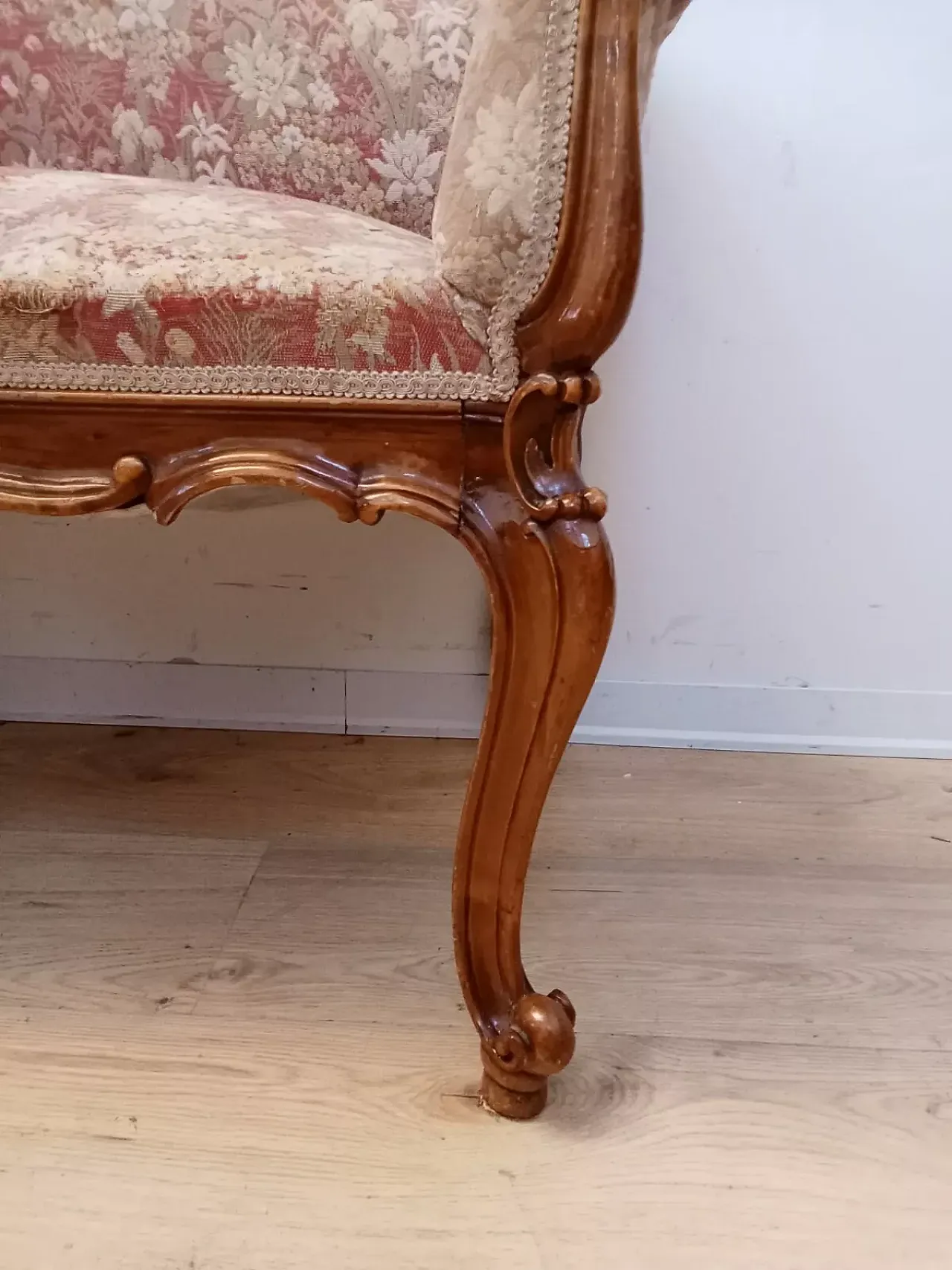 Louis XV style walnut sofa, early 20th century 6