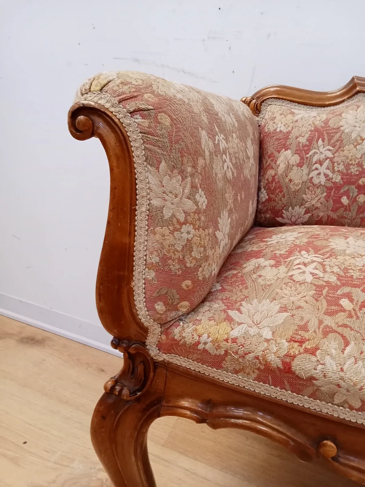 Louis XV style walnut sofa, early 20th century 10
