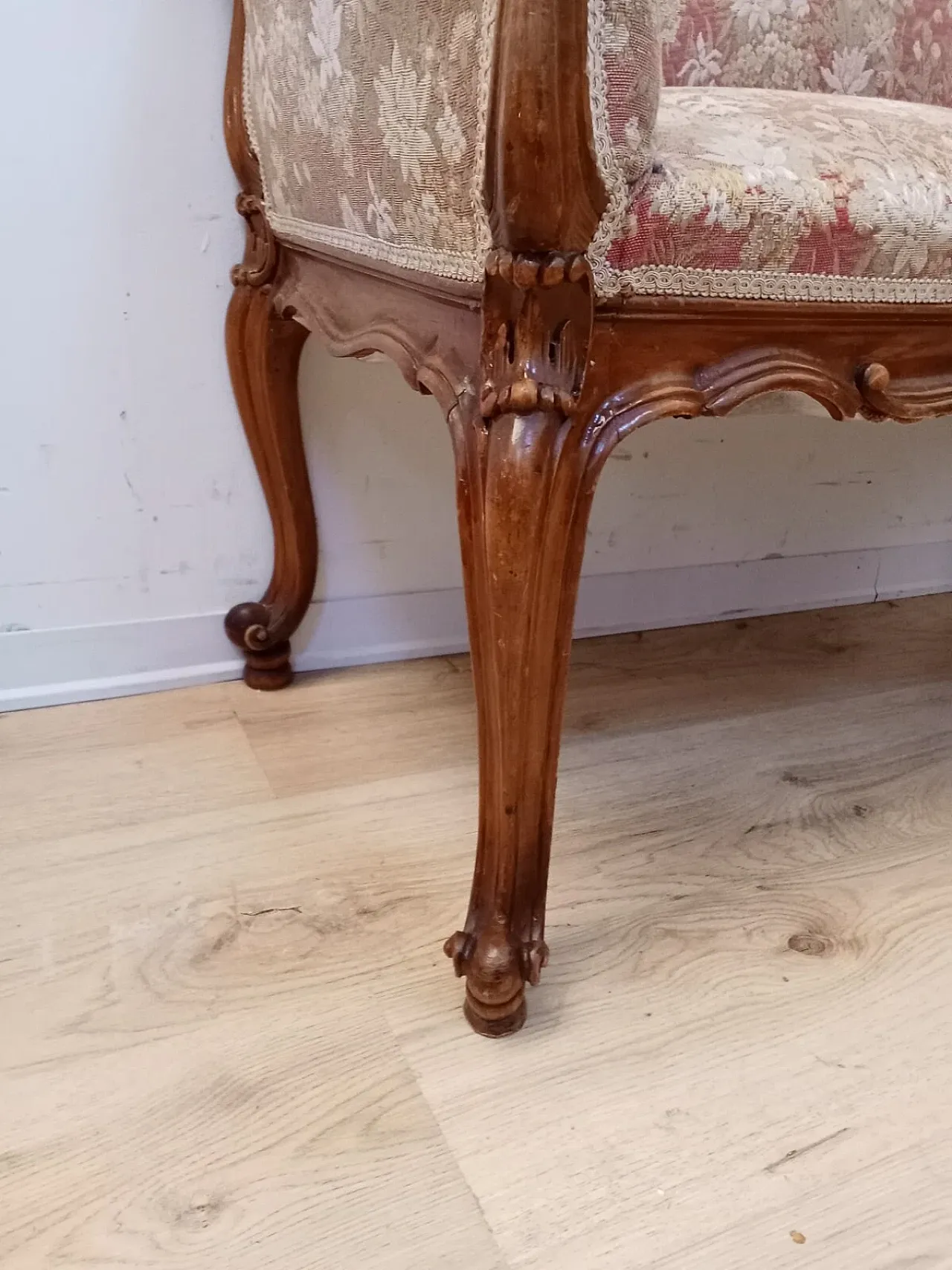 Louis XV style walnut sofa, early 20th century 11