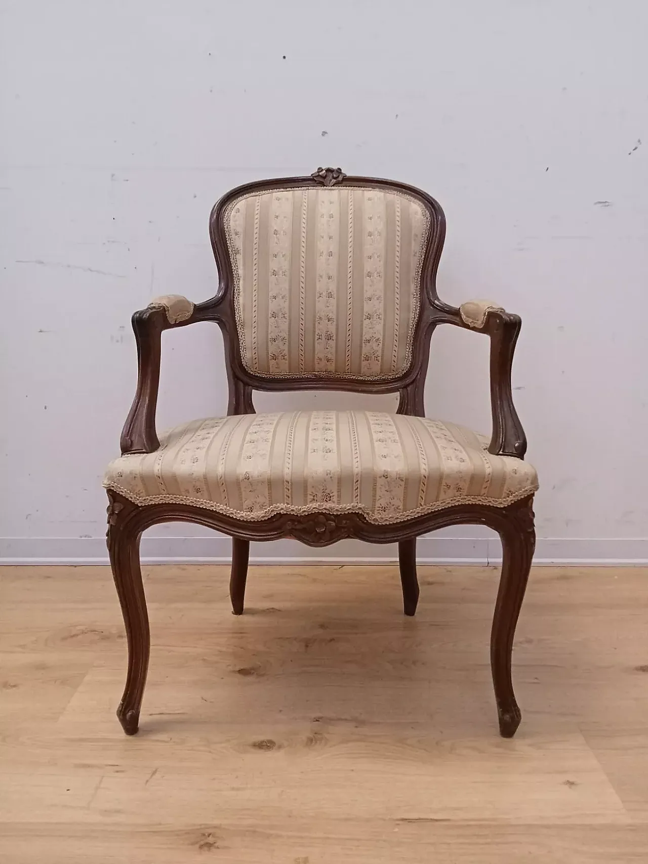 Poltrona in faggio tinto noce, stile Luigi XV, metà '900 2