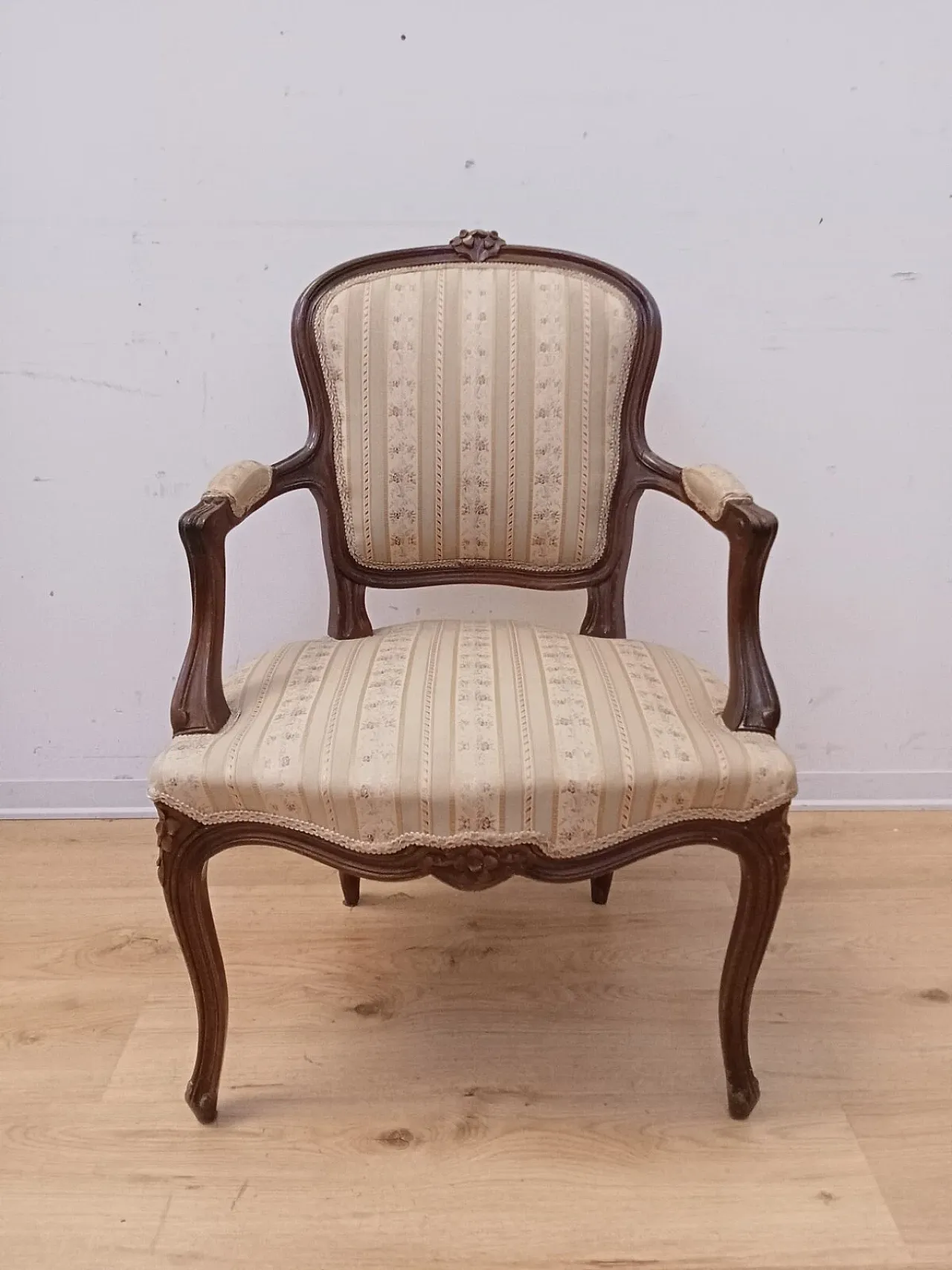 Poltrona in faggio tinto noce, stile Luigi XV, metà '900 3