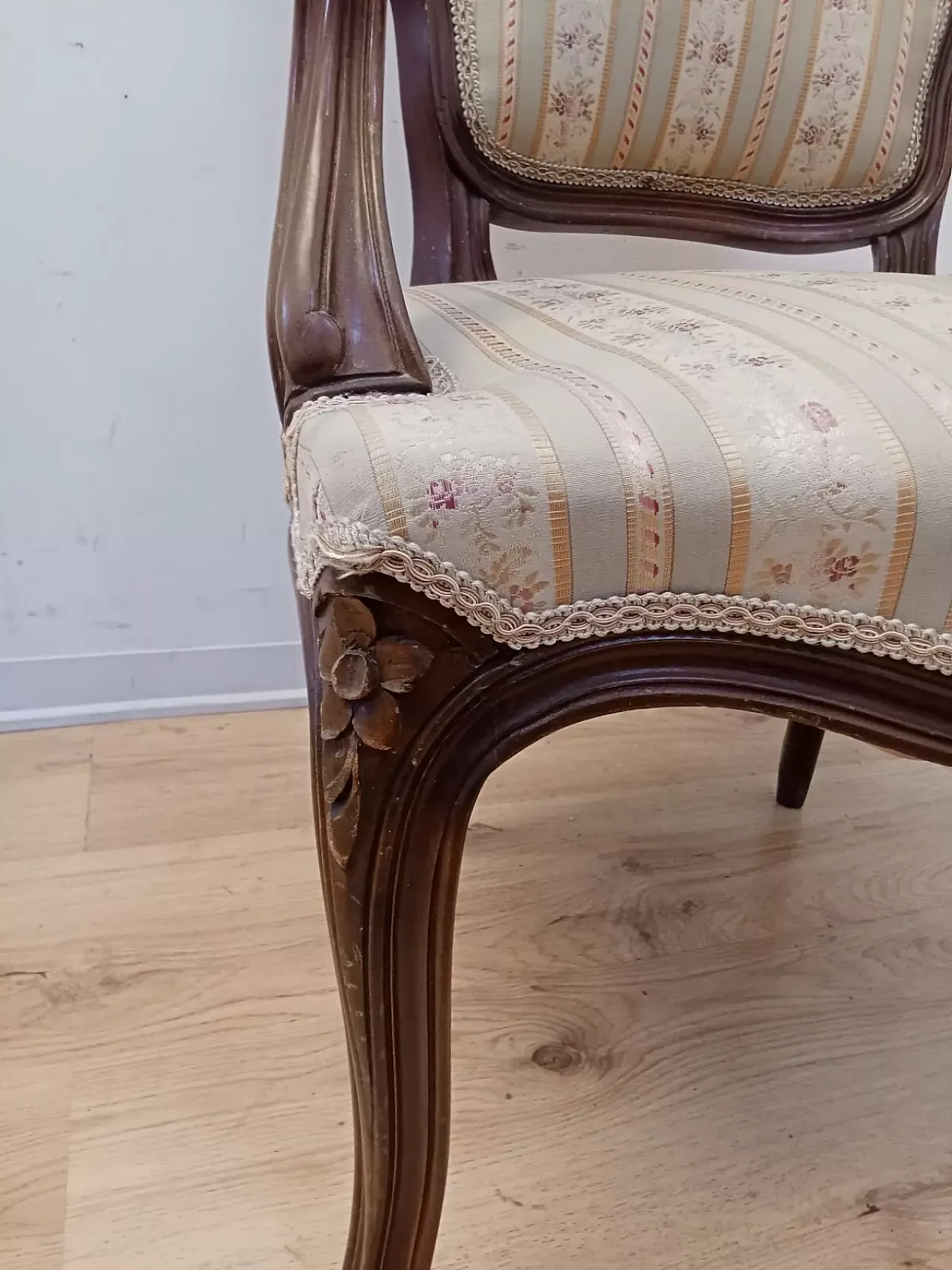 Poltrona in faggio tinto noce, stile Luigi XV, metà '900 4