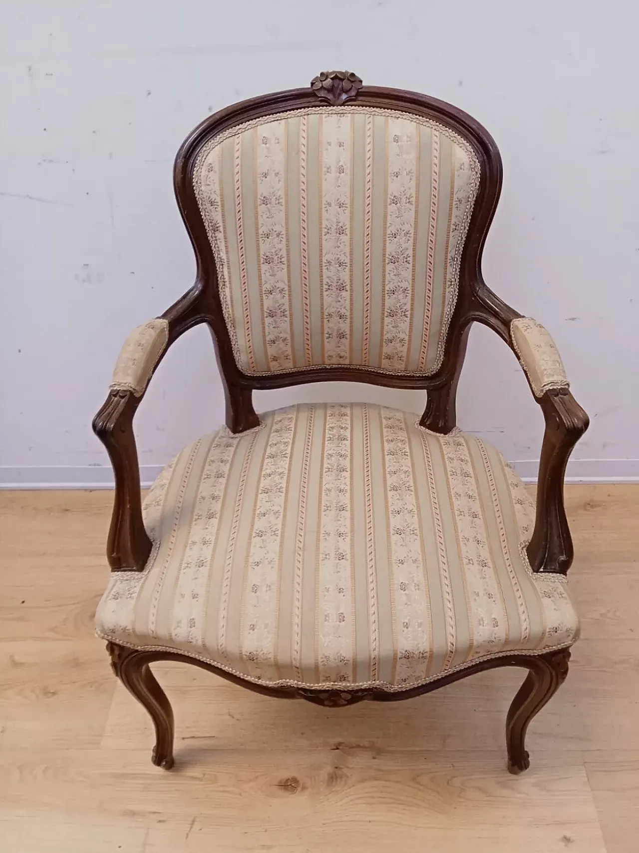 Poltrona in faggio tinto noce, stile Luigi XV, metà '900 5