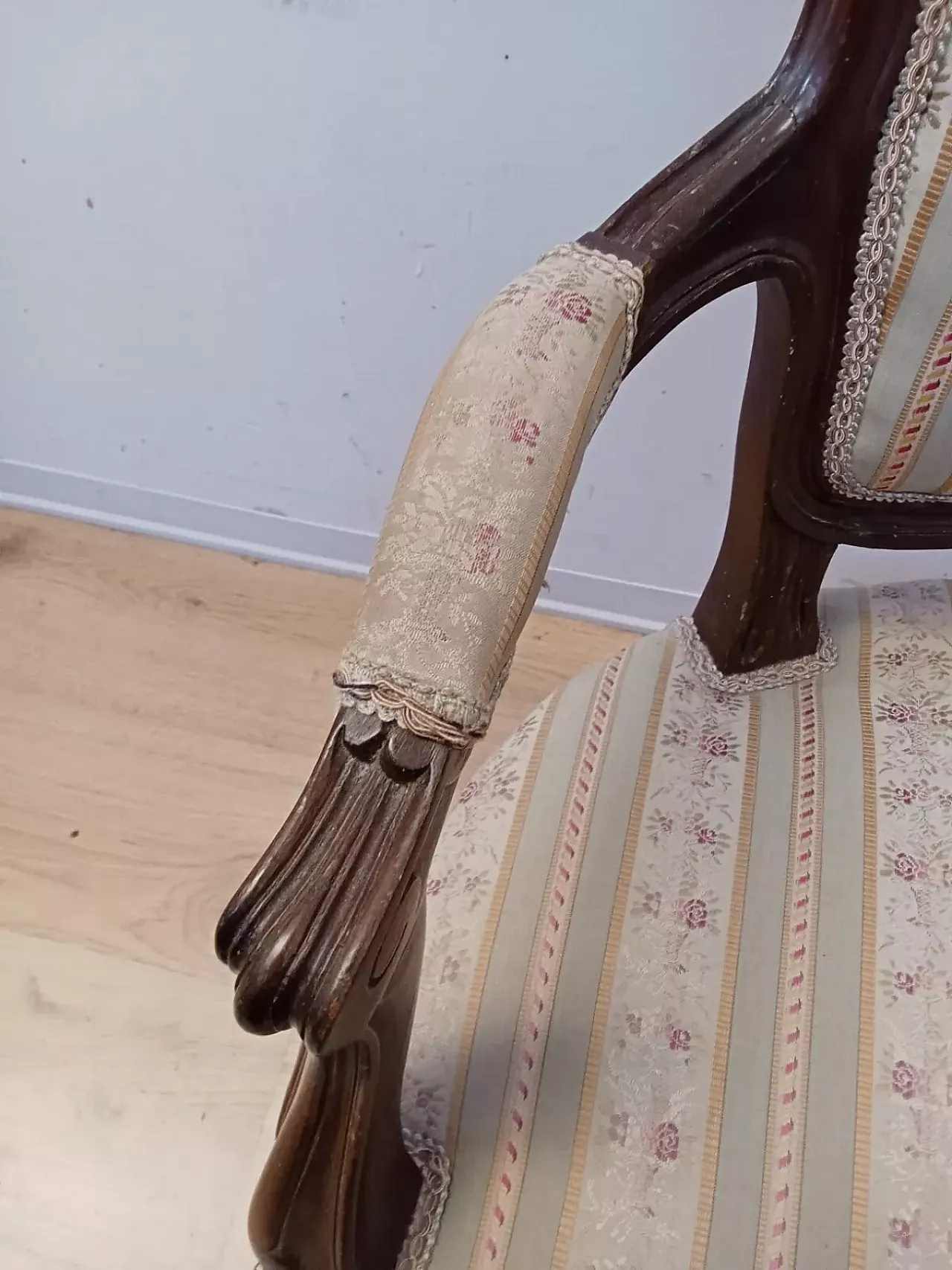 Poltrona in faggio tinto noce, stile Luigi XV, metà '900 6