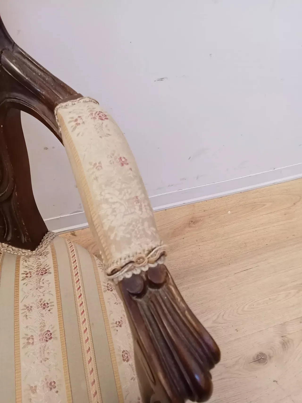 Poltrona in faggio tinto noce, stile Luigi XV, metà '900 7