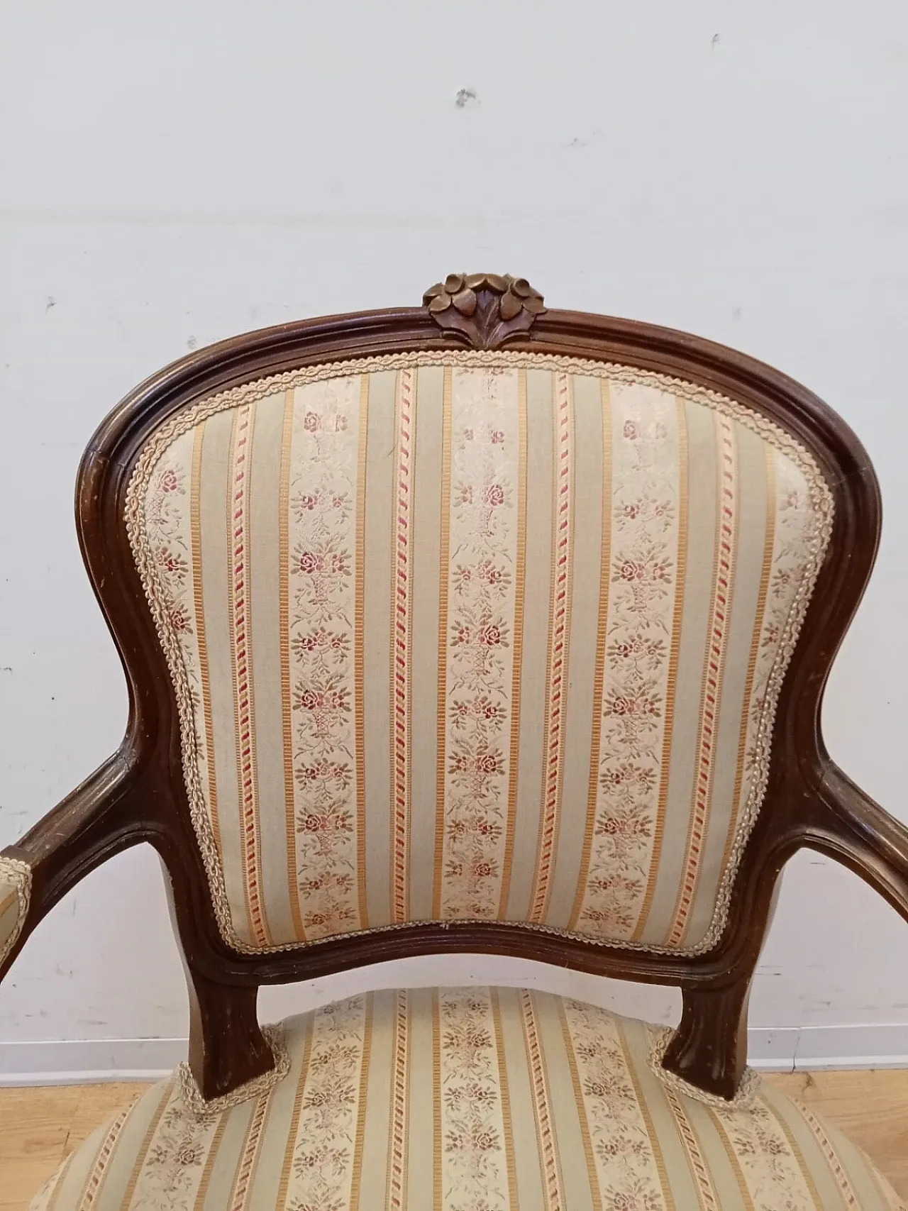 Poltrona in faggio tinto noce, stile Luigi XV, metà '900 8