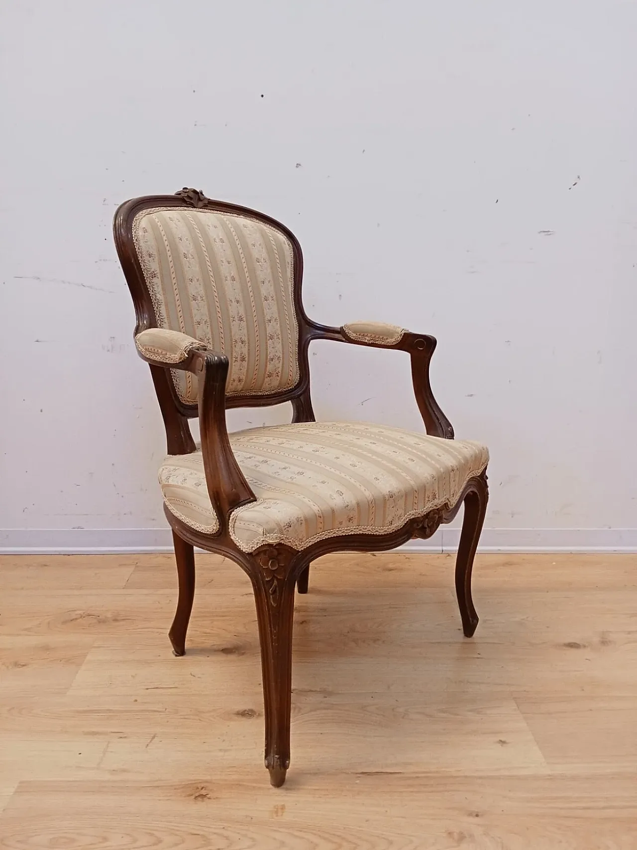 Poltrona in faggio tinto noce, stile Luigi XV, metà '900 9