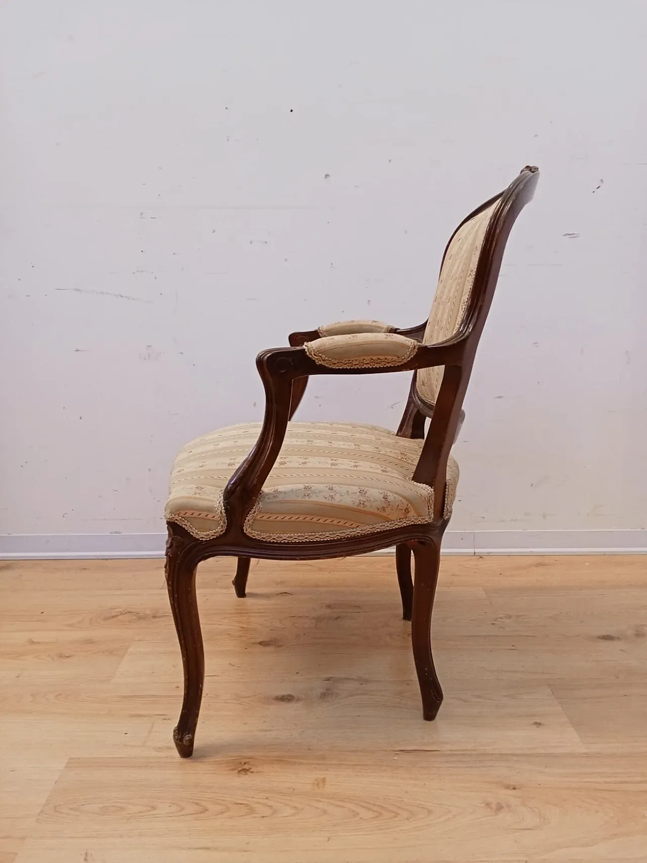 Poltrona in faggio tinto noce, stile Luigi XV, metà '900 10