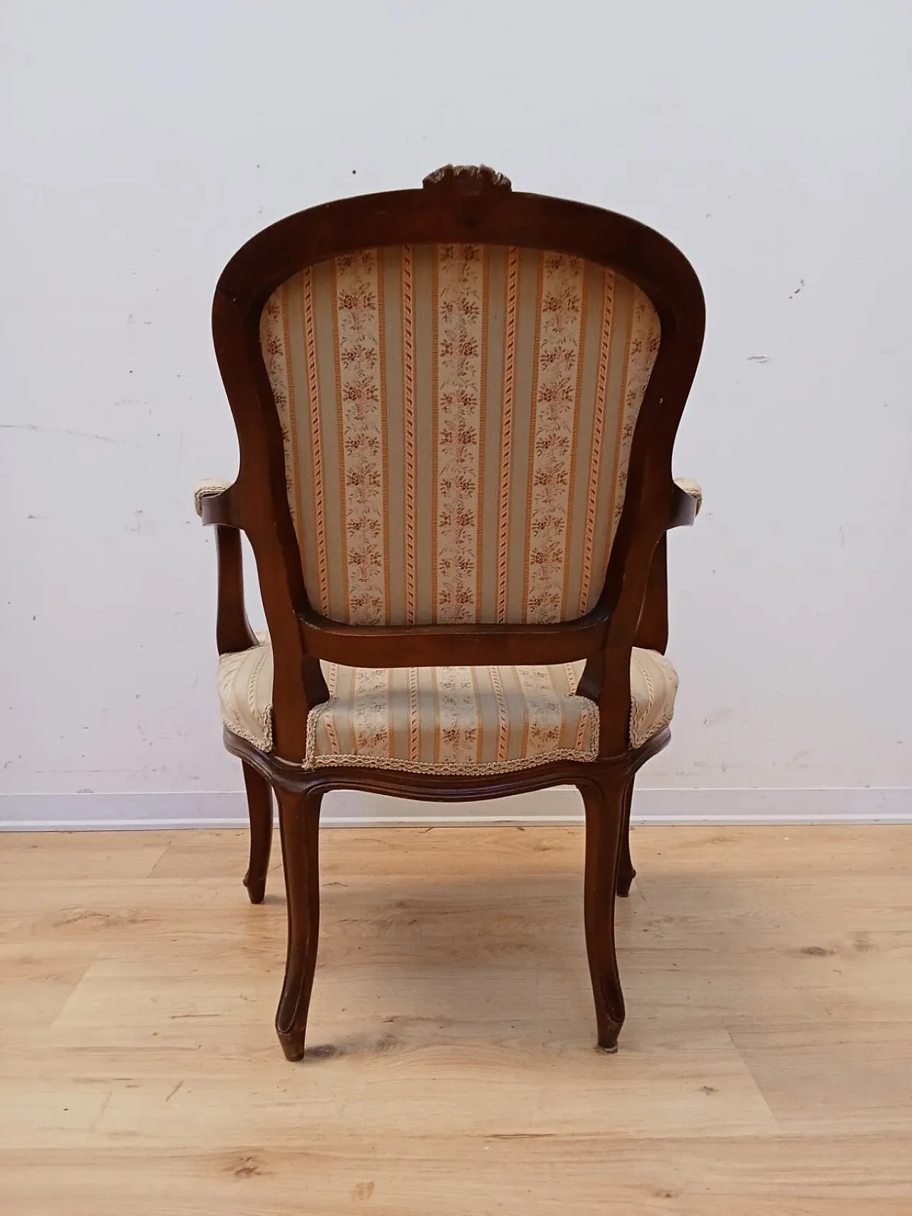 Poltrona in faggio tinto noce, stile Luigi XV, metà '900 11