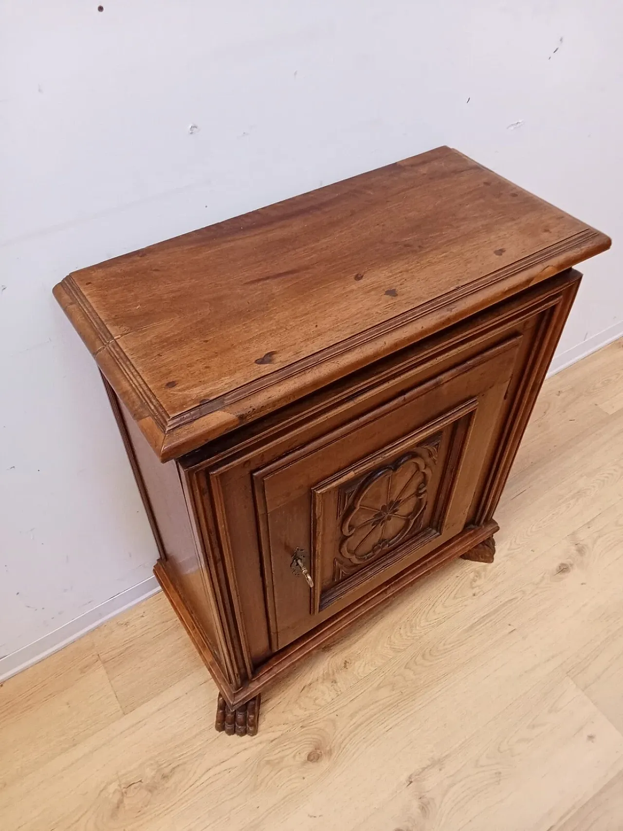 Walnut one-door sideboard, late 19th century 6