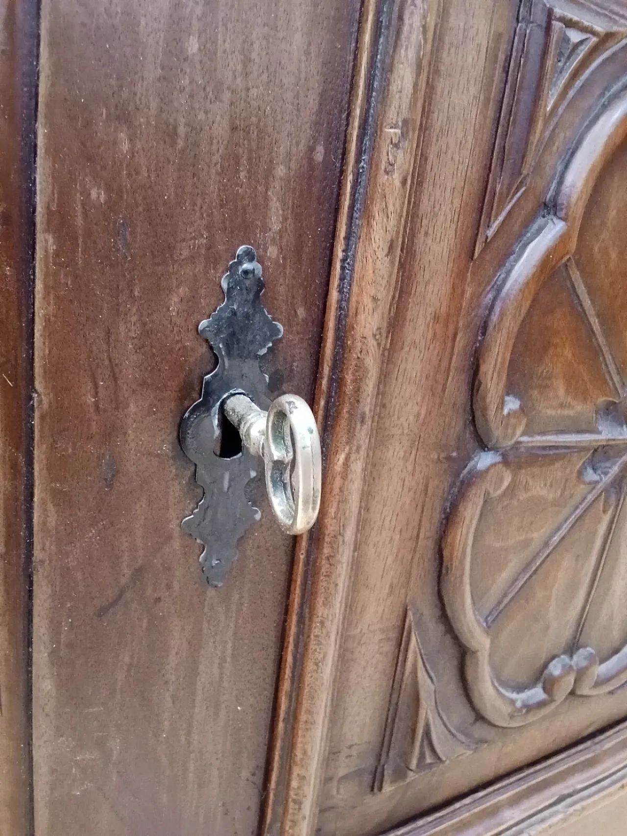 Walnut one-door sideboard, late 19th century 8