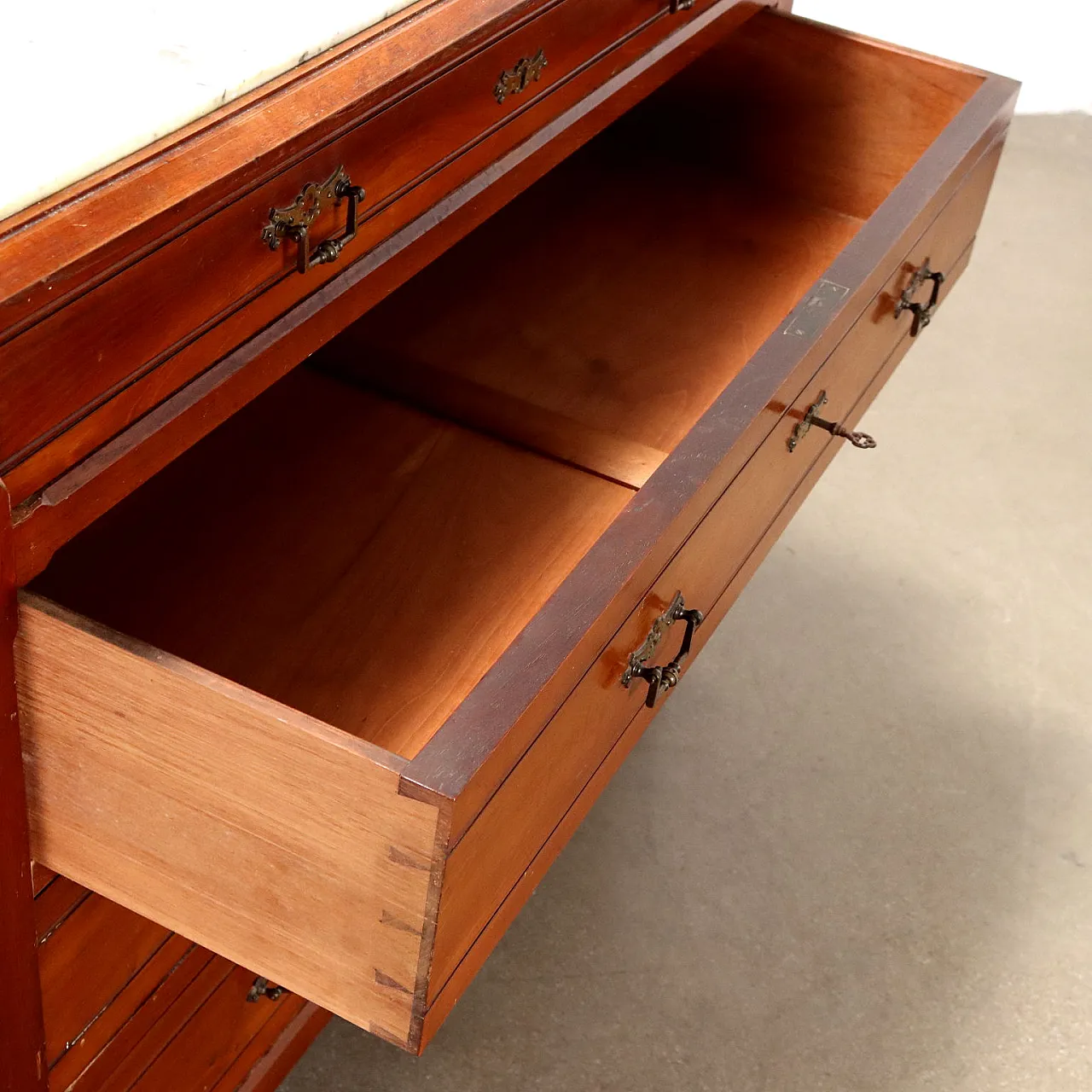 Cassettone con alzata in mogano, '800 6