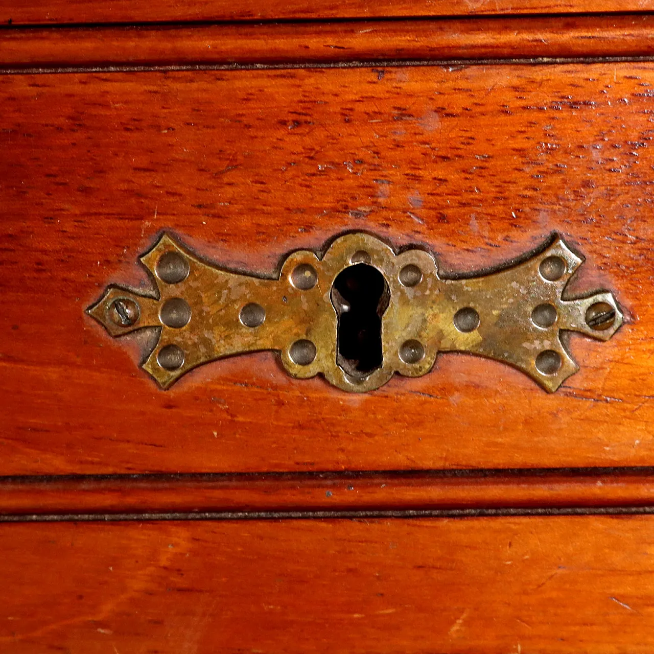 Cassettone con alzata in mogano, '800 9