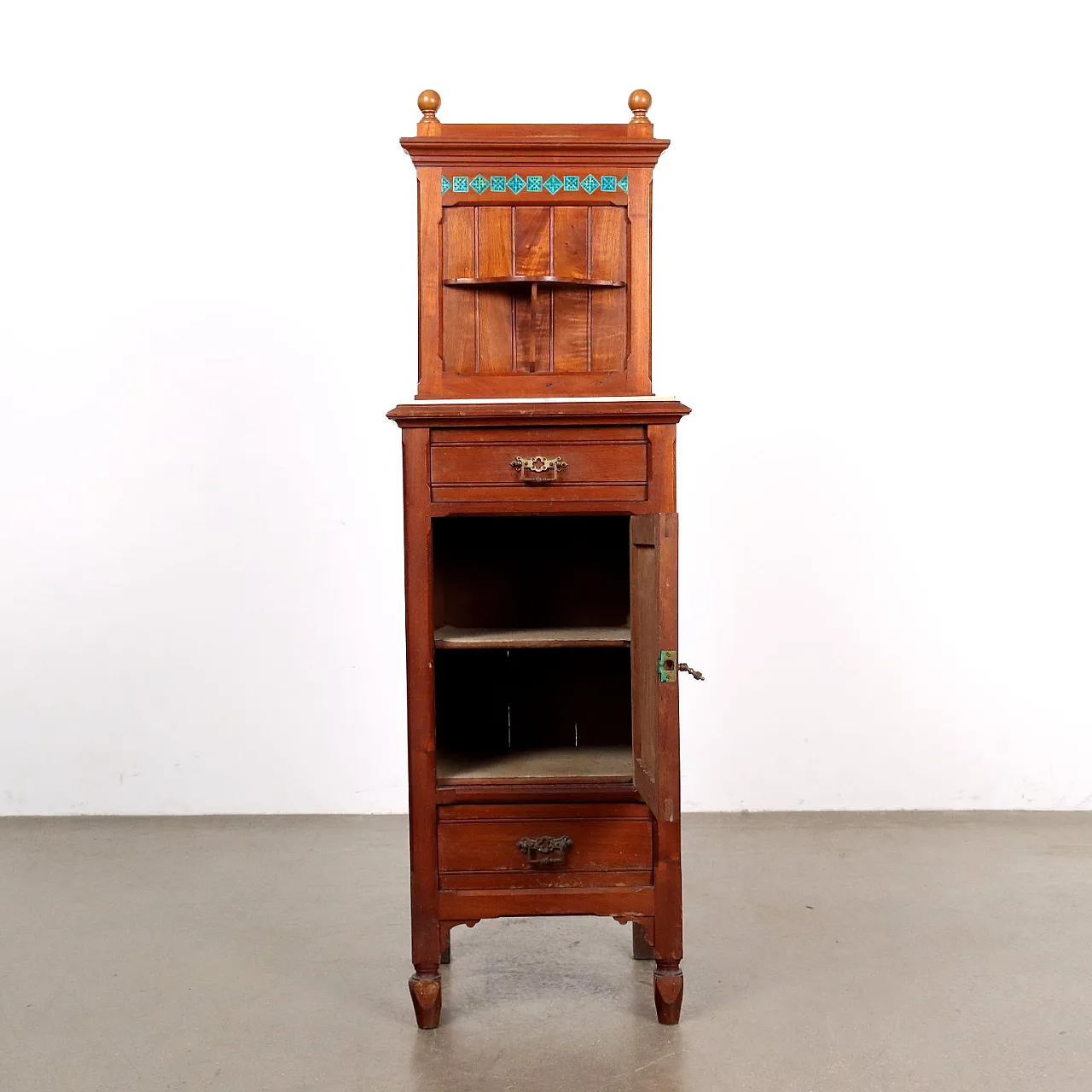 Comodino liberty in legno con inserti in ceramica, '900 3