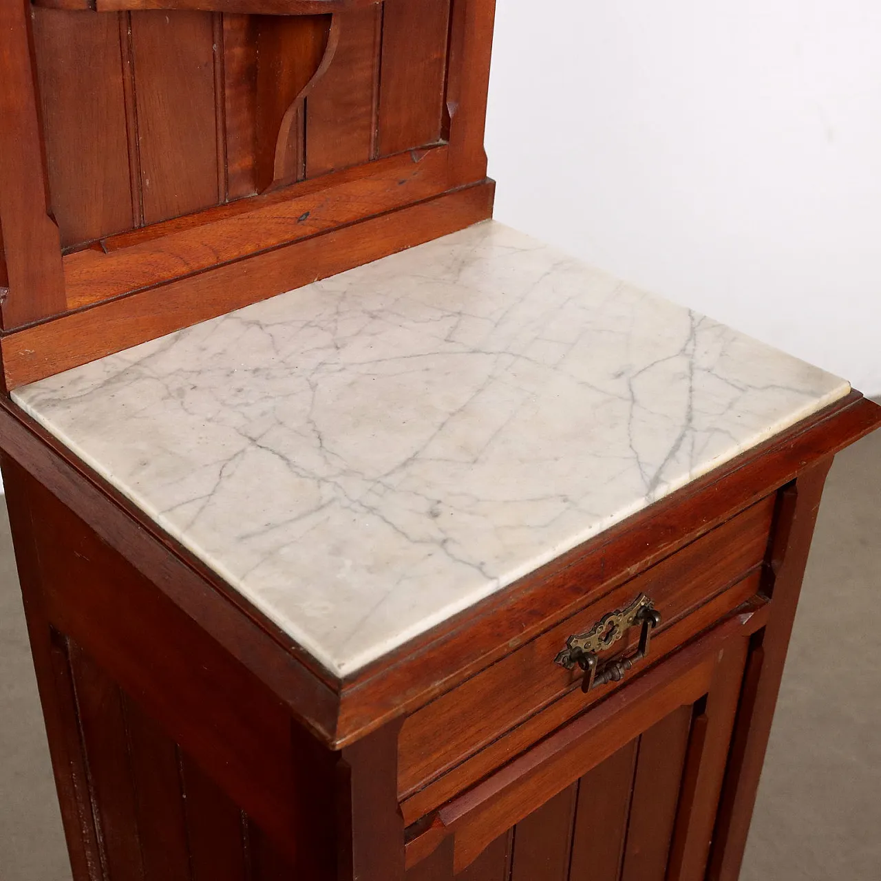 Comodino liberty in legno con inserti in ceramica, '900 4