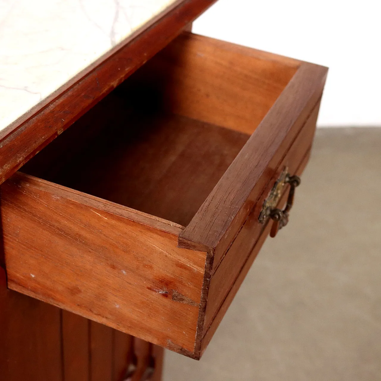 Comodino liberty in legno con inserti in ceramica, '900 8
