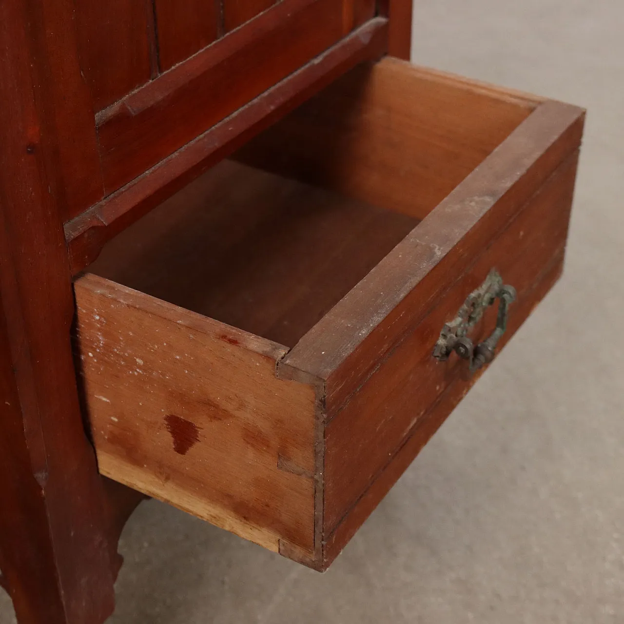 Comodino liberty in legno con inserti in ceramica, '900 10