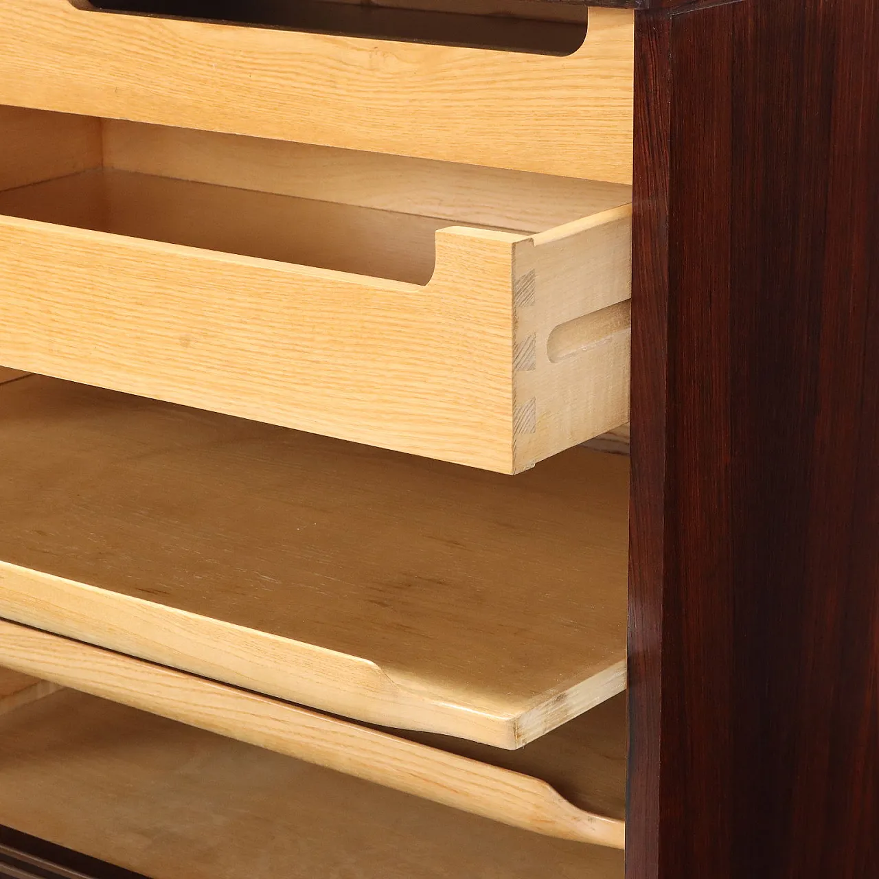 Sideboard with sliding doors in exotic wood and leather, 1960s 7