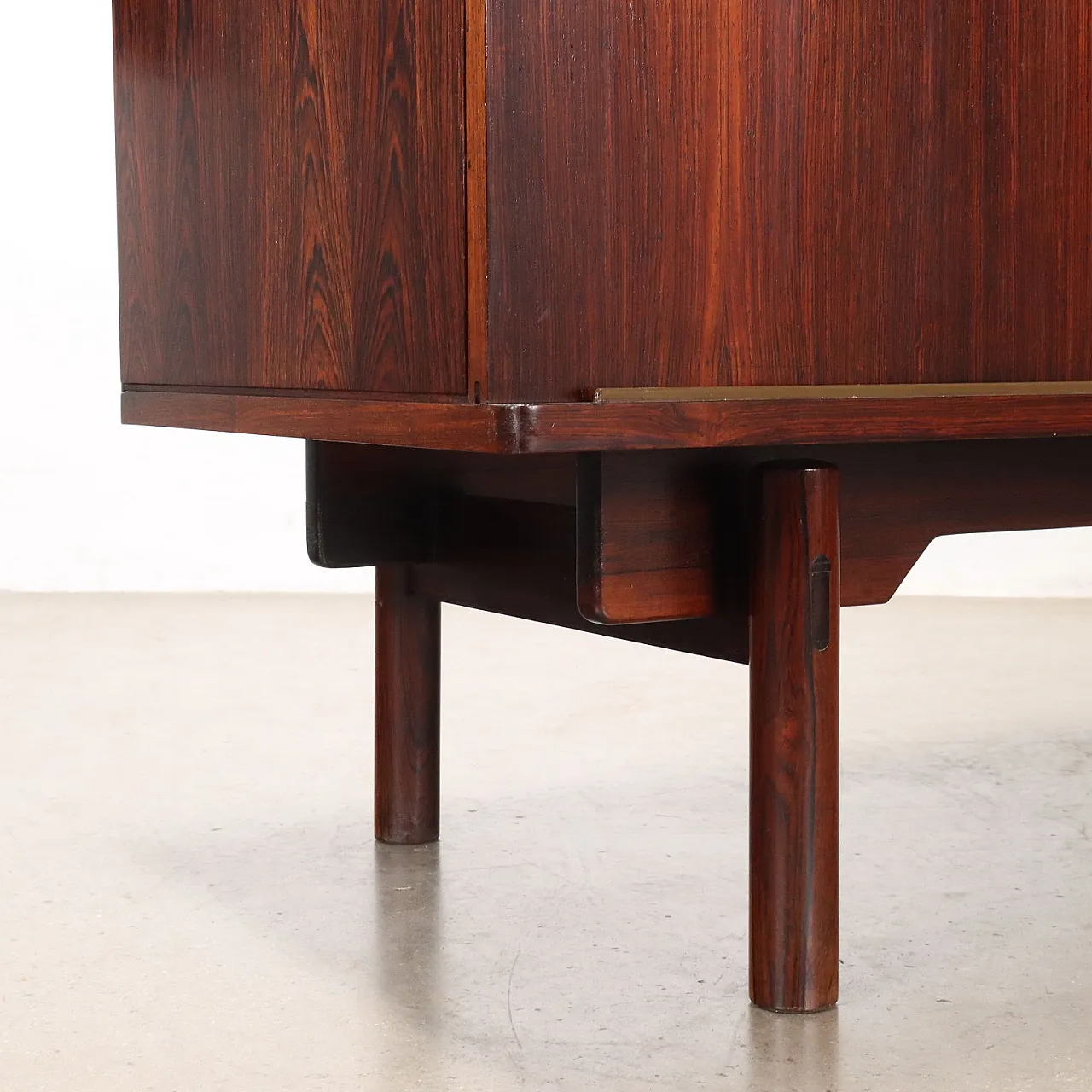 Sideboard with sliding doors in exotic wood and leather, 1960s 8