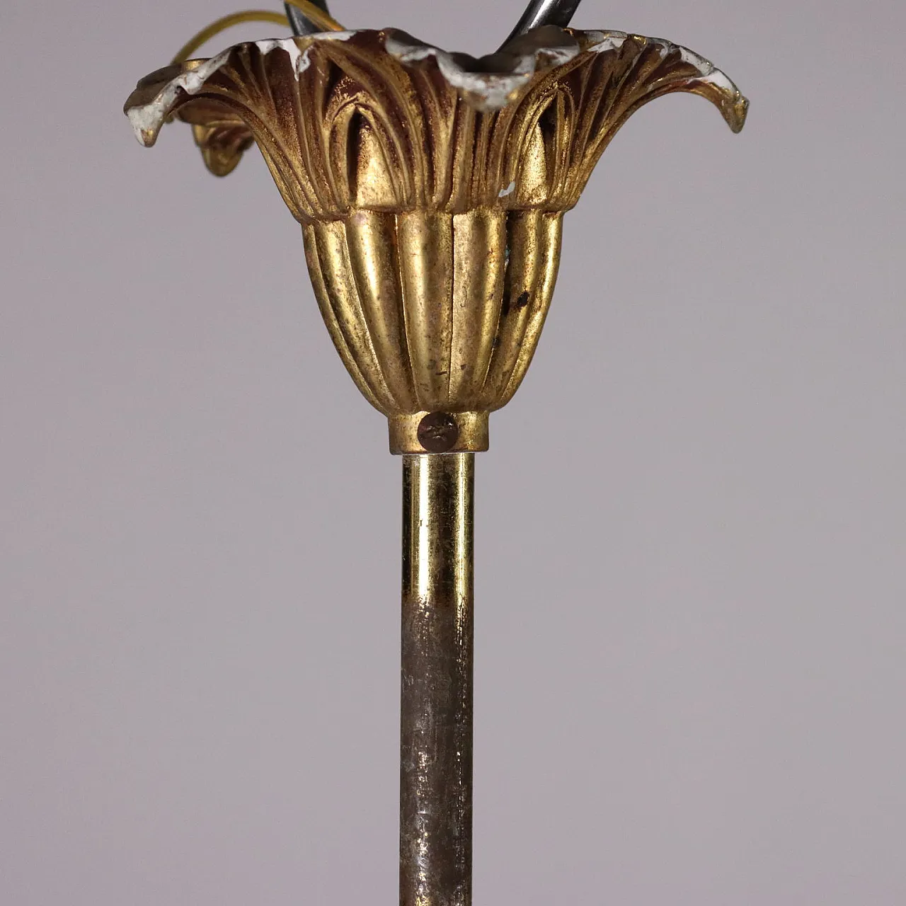 Lampadario a mongolfiera con elementi fitomorfi in lamierino dorato 7