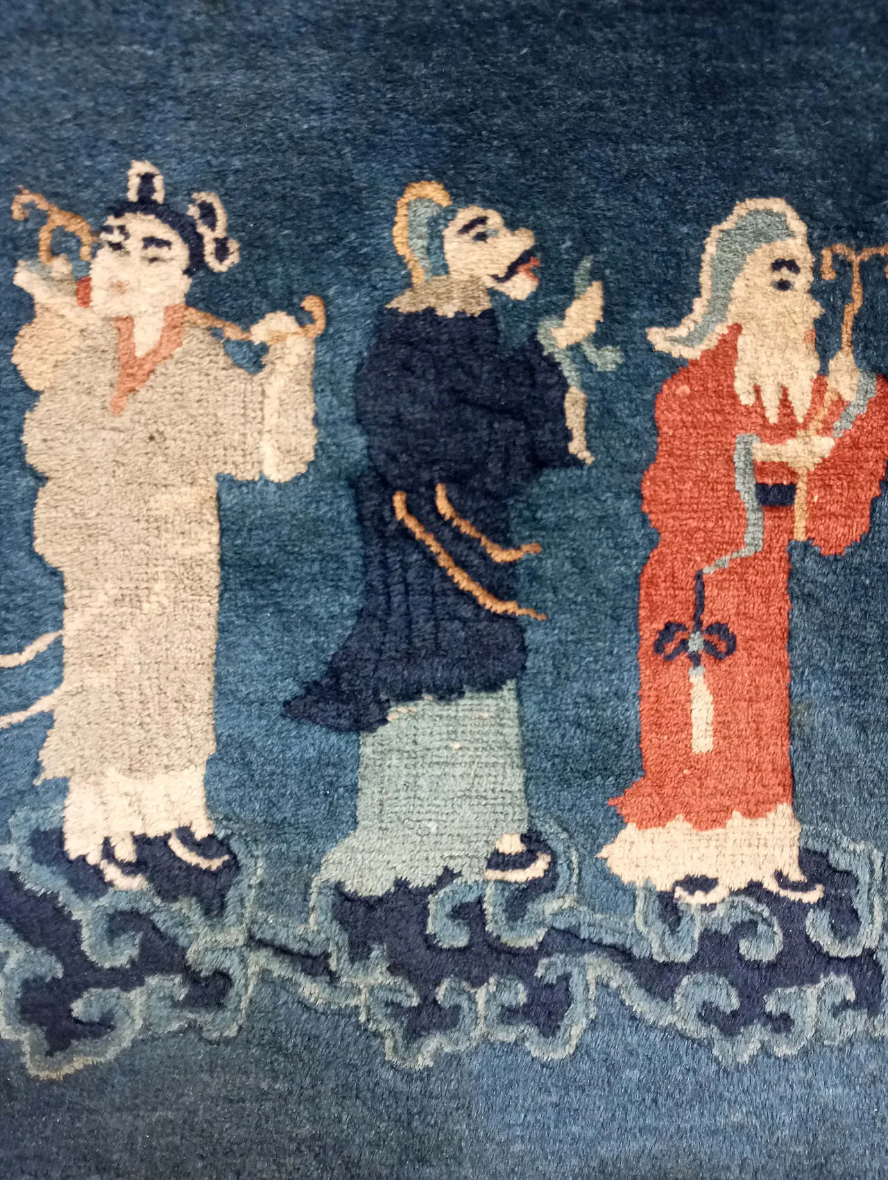 Oriental rug figured with inscriptions and symbols, in wool China, 50s 7