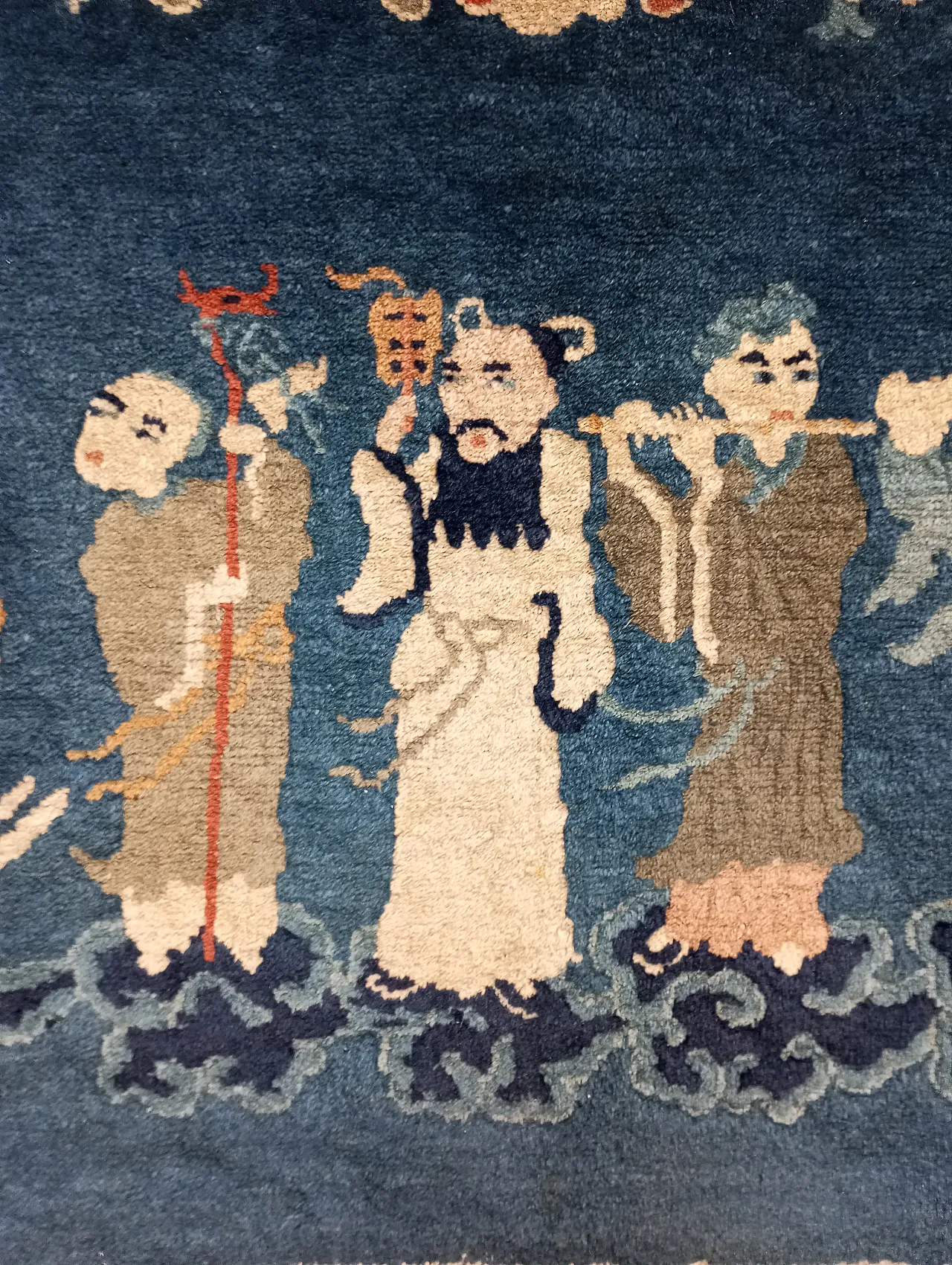 Oriental rug figured with inscriptions and symbols, in wool China, 50s 8