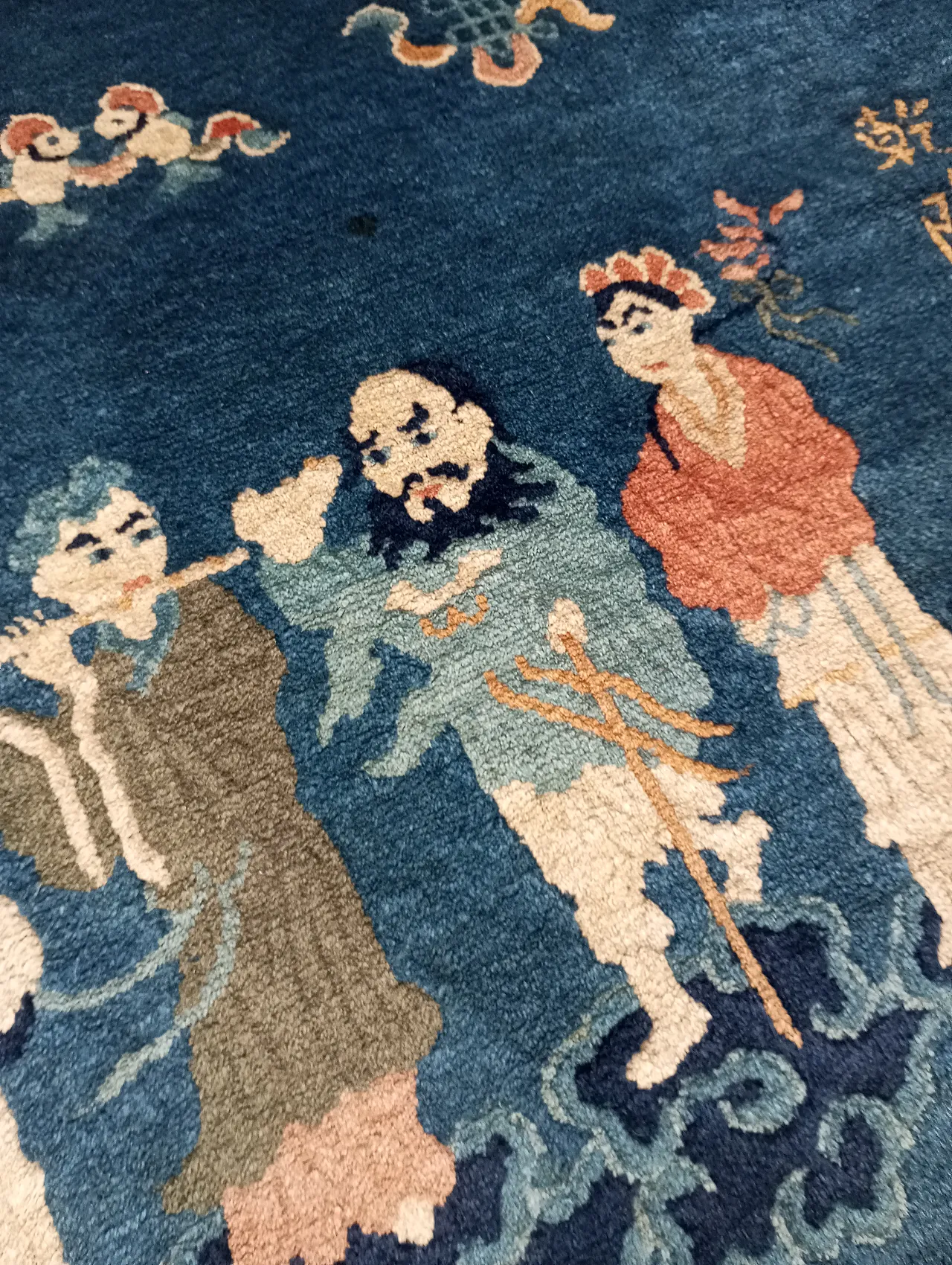 Oriental rug figured with inscriptions and symbols, in wool China, 50s 9