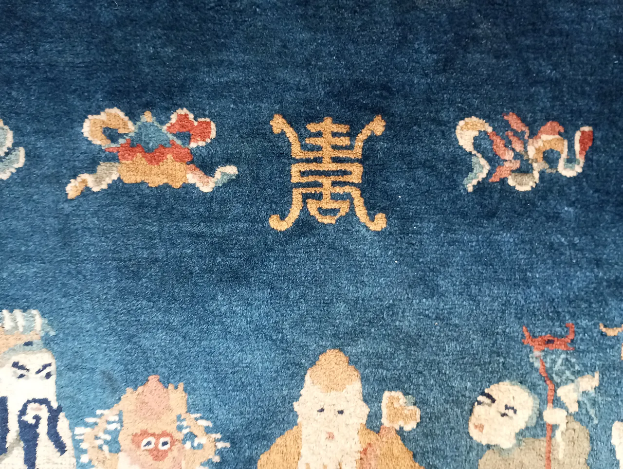 Oriental rug figured with inscriptions and symbols, in wool China, 50s 10