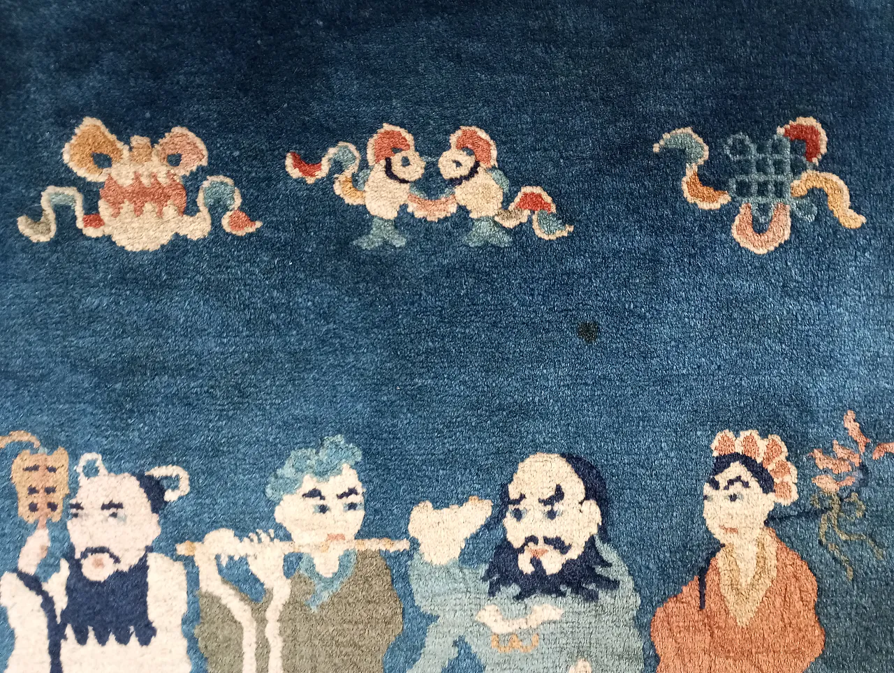 Oriental rug figured with inscriptions and symbols, in wool China, 50s 11