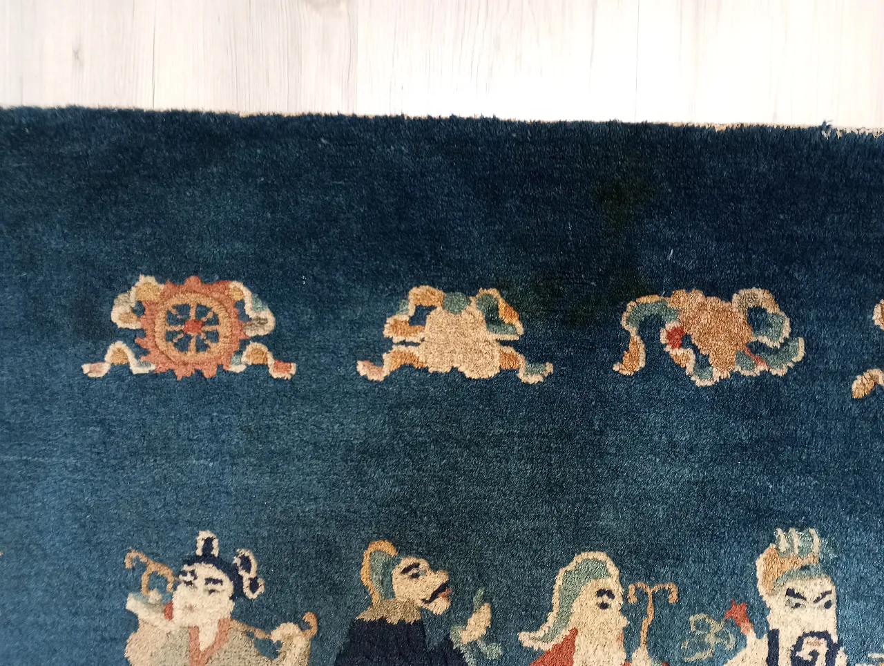 Oriental rug figured with inscriptions and symbols, in wool China, 50s 12