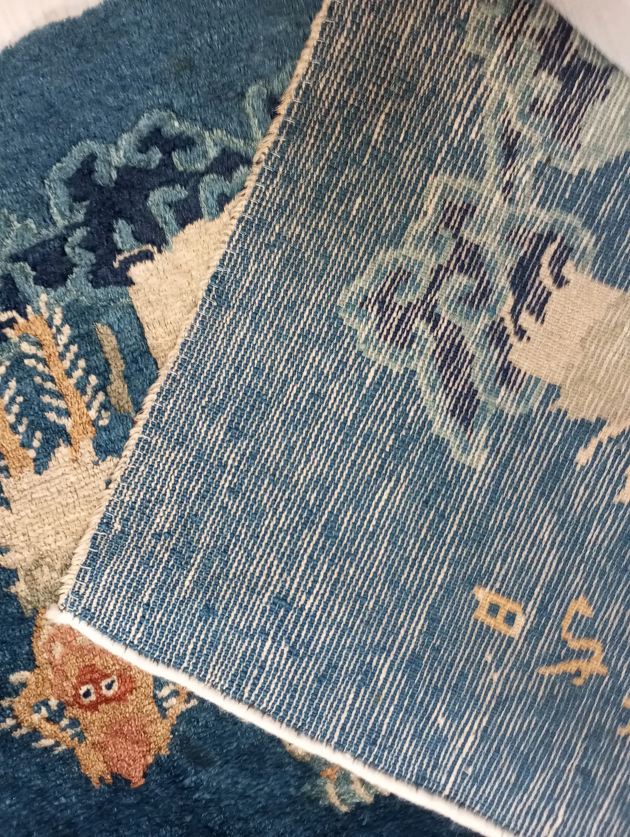 Oriental rug figured with inscriptions and symbols, in wool China, 50s 13