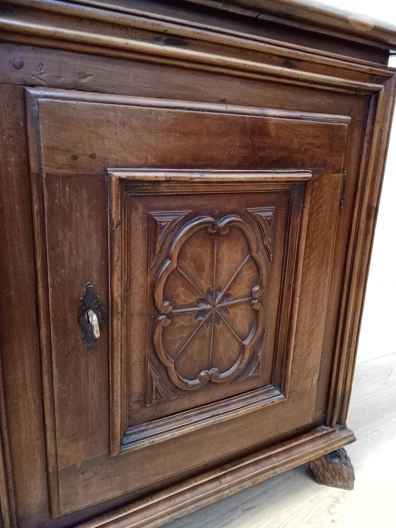 Small solid walnut sideboard, late 19th century 7