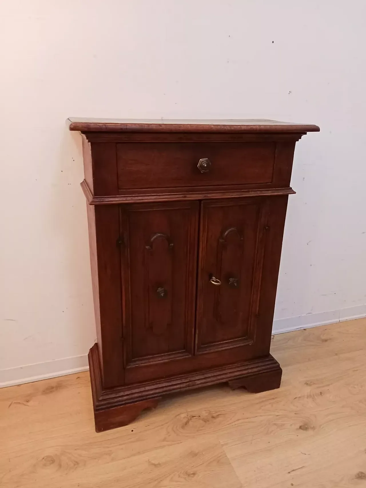 Solid walnut cabinet, early 18th century 3