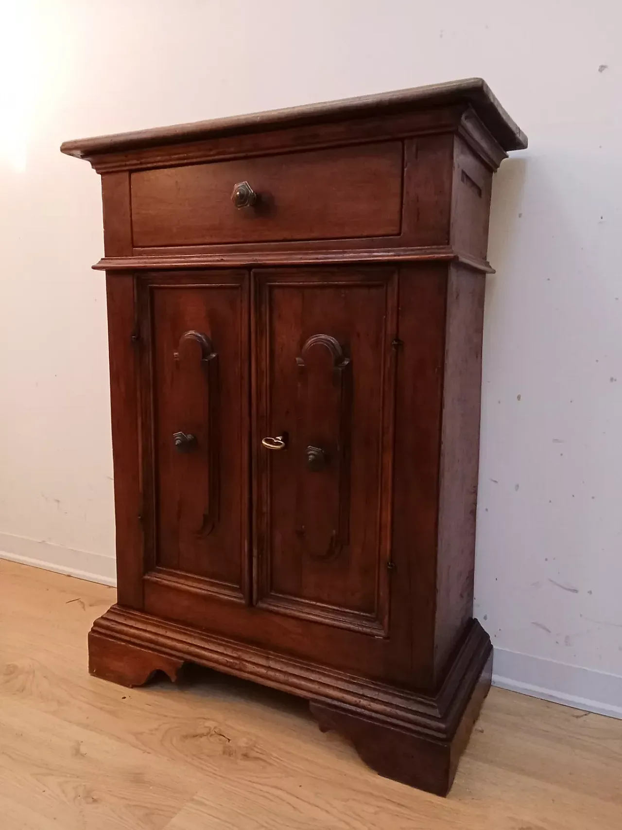 Solid walnut cabinet, early 18th century 4