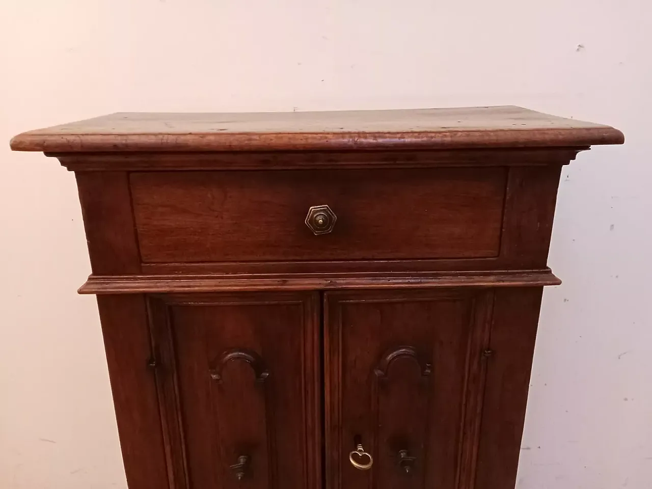 Solid walnut cabinet, early 18th century 5