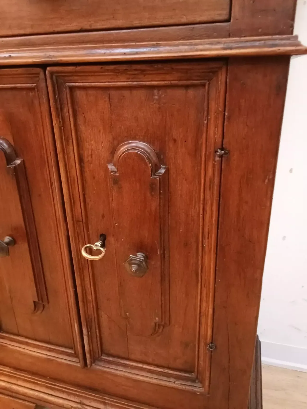 Solid walnut cabinet, early 18th century 6