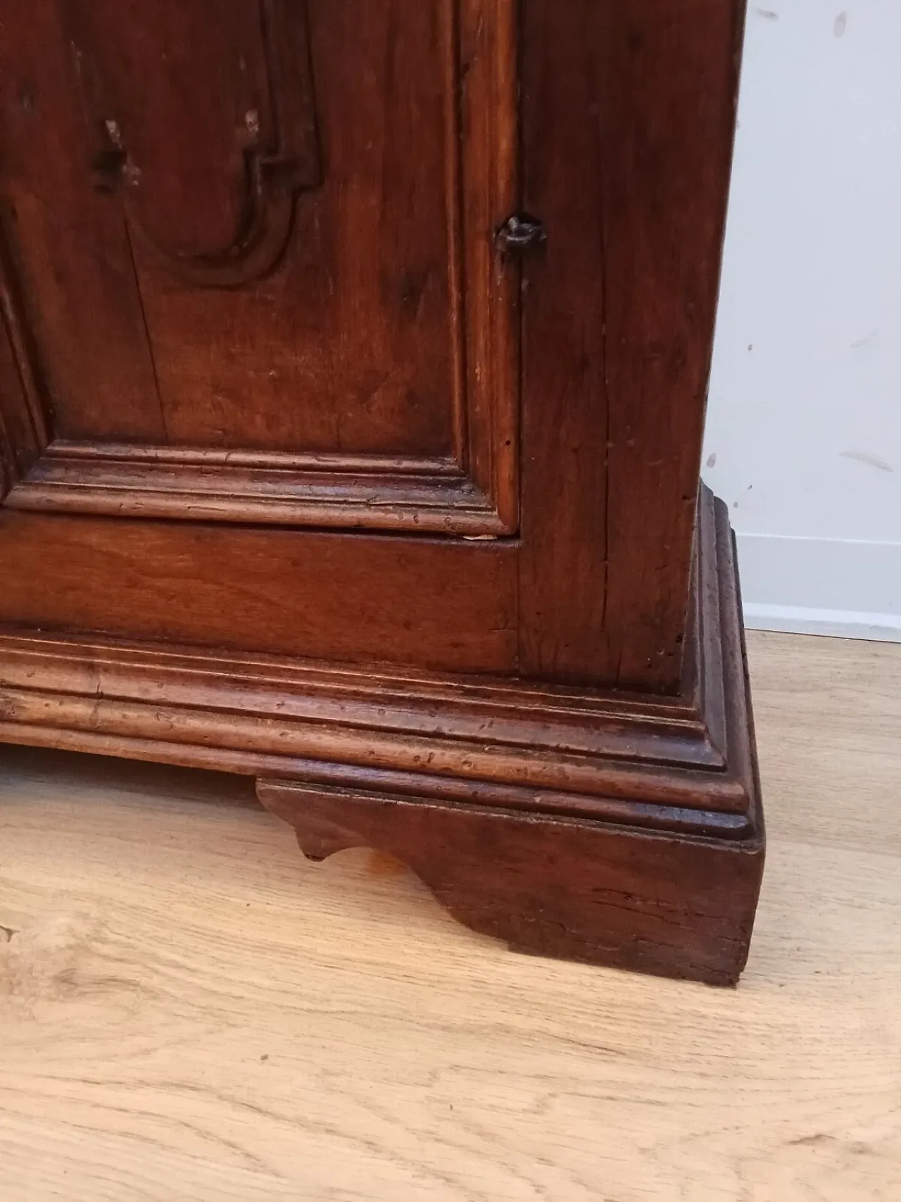 Solid walnut cabinet, early 18th century 7