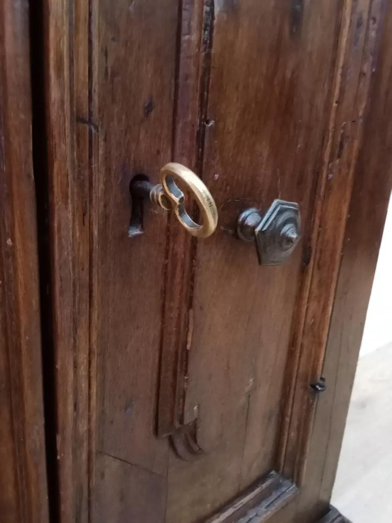 Solid walnut cabinet, early 18th century 8